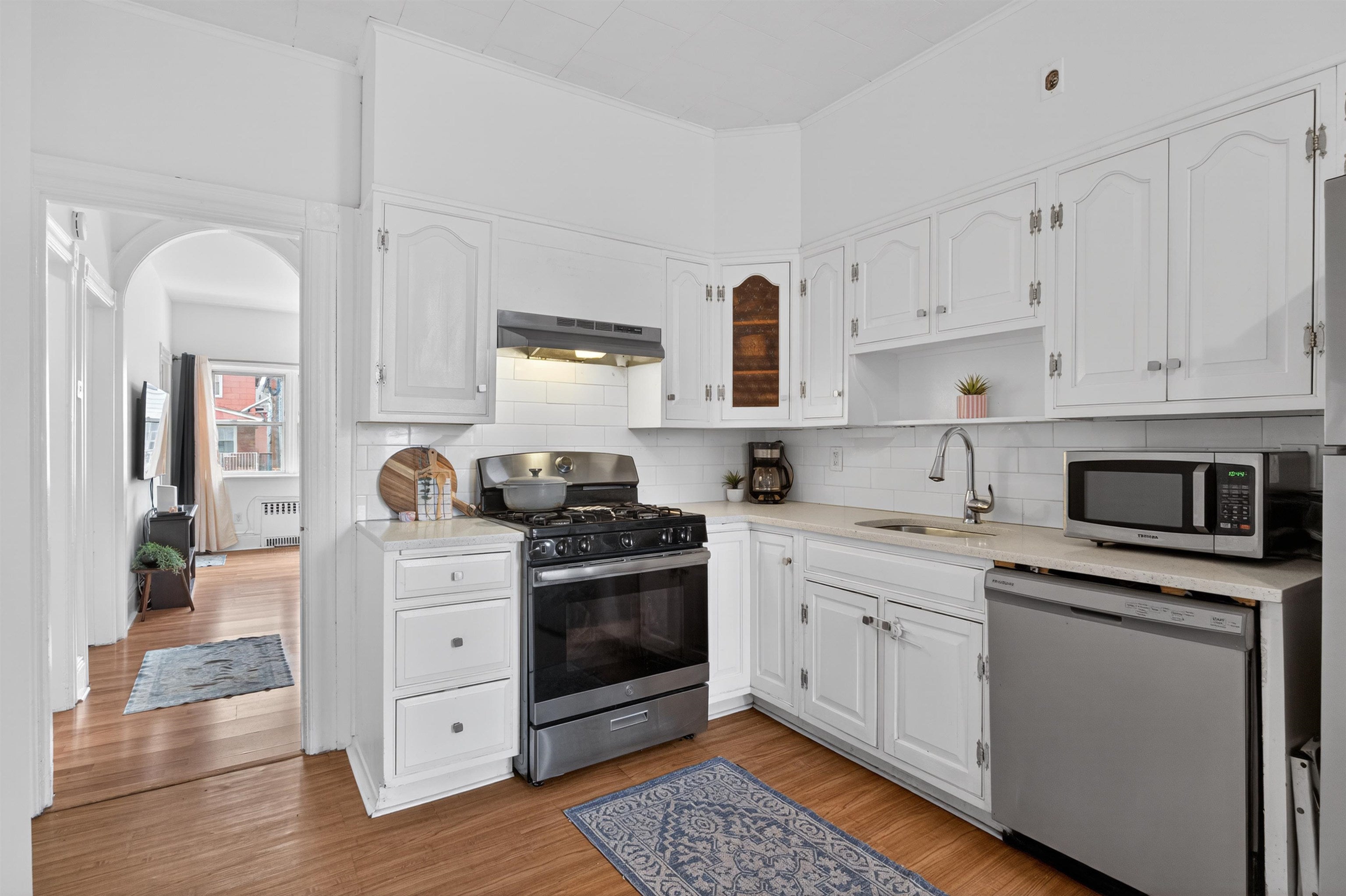 Charming Single Family Home with Parking Included!