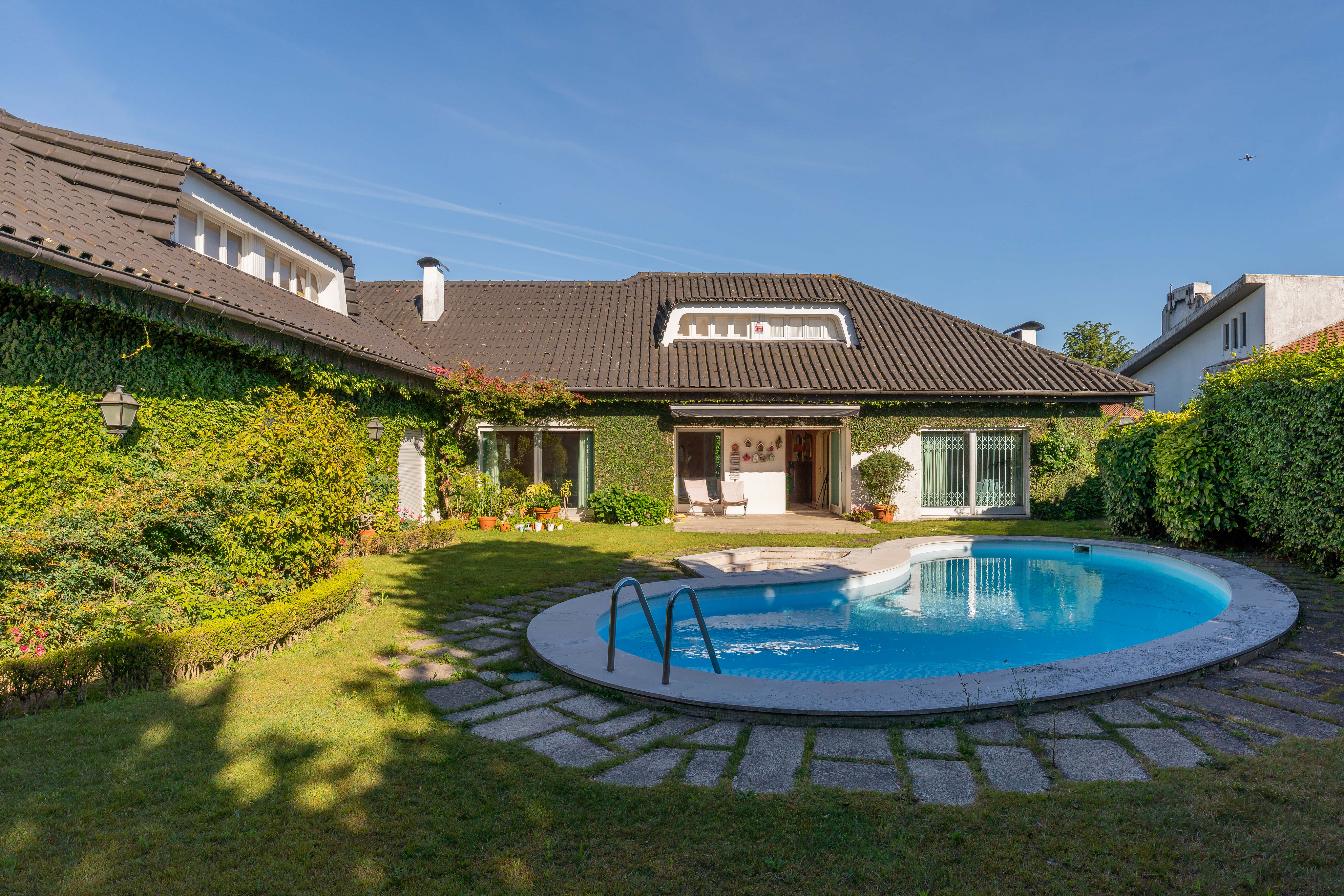 Moradia de 4 frentes com jardim junto ao Parque da Cidade