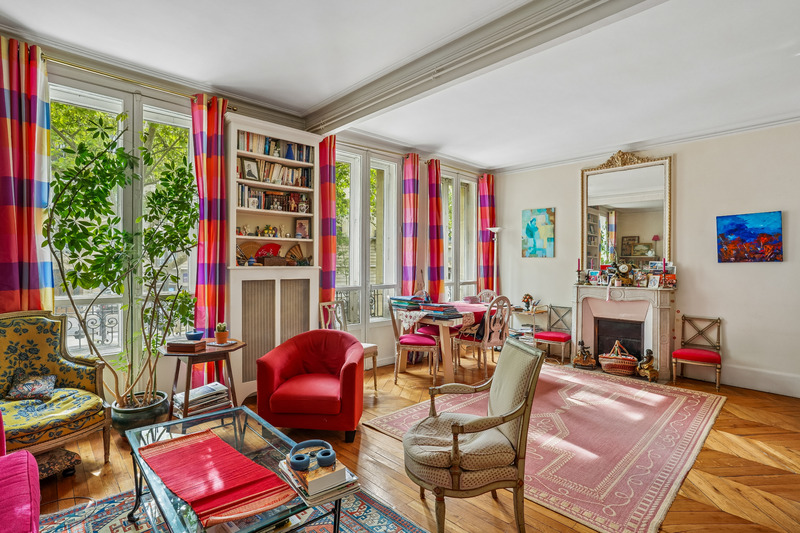 Discover the luxury of Paris’s 7th arrondissement: elegant, bright 2-bedroom apartment in a classic building with elevator, full attic and cellar, steps from the Eiffel Tower