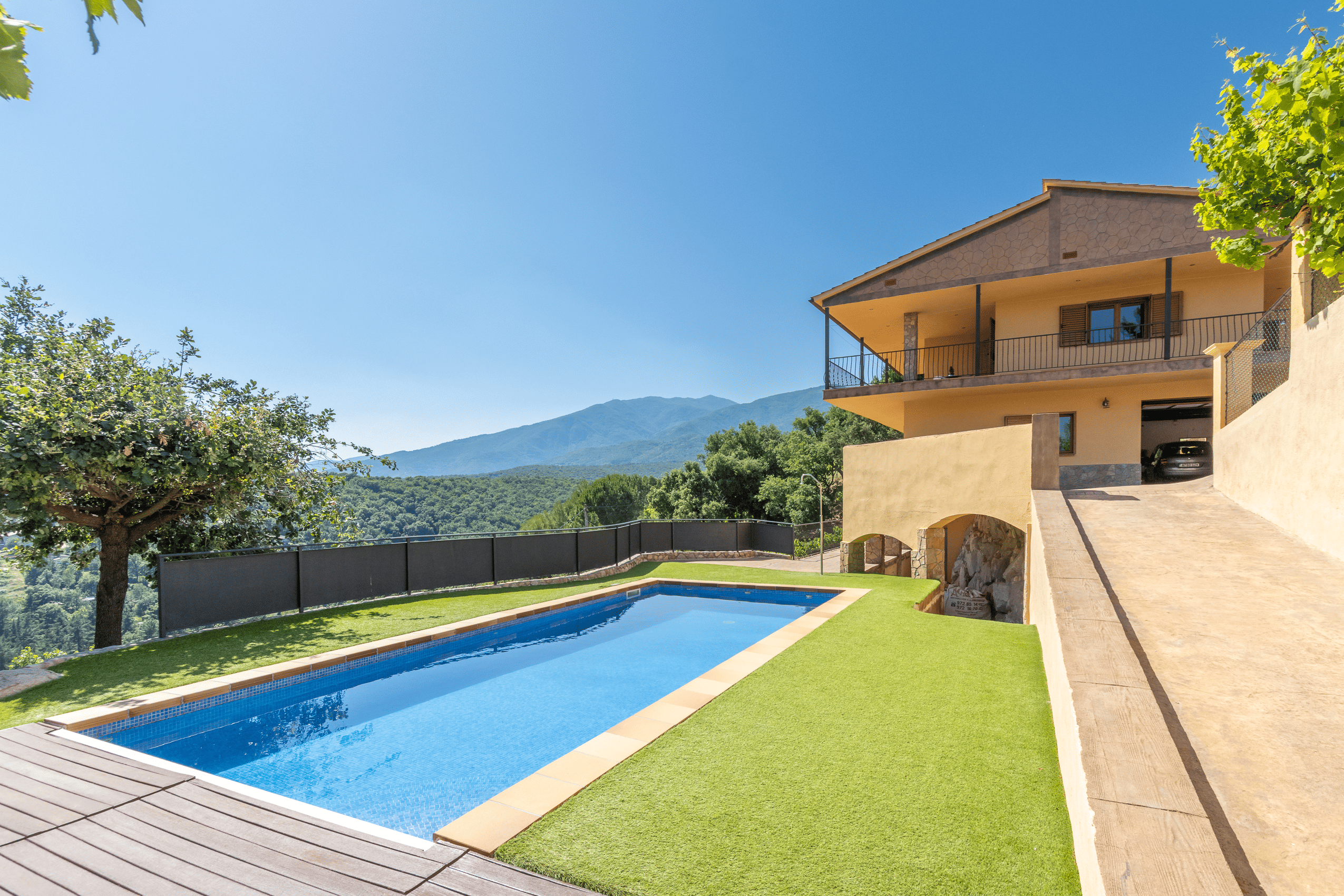 Detached house with panoramic views