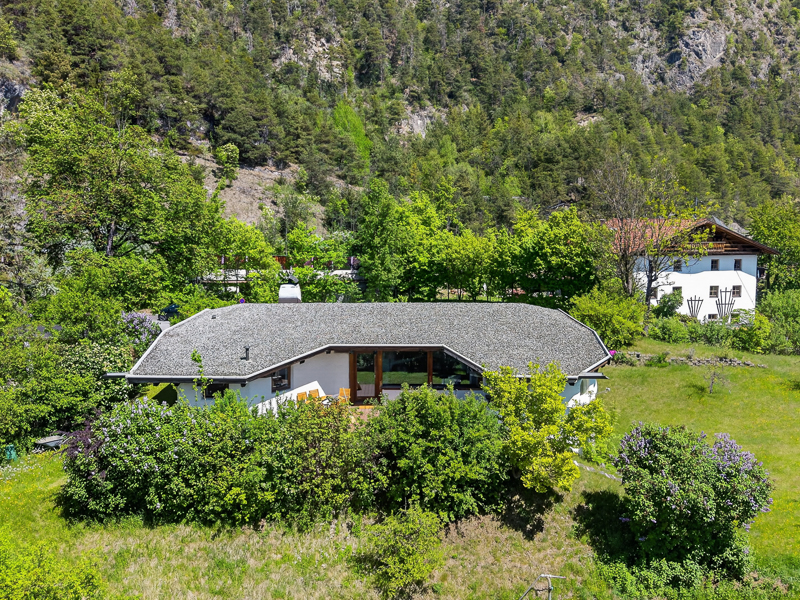 Kranebitter Stil Villa auf weitläufigem sonnigem Grundstück