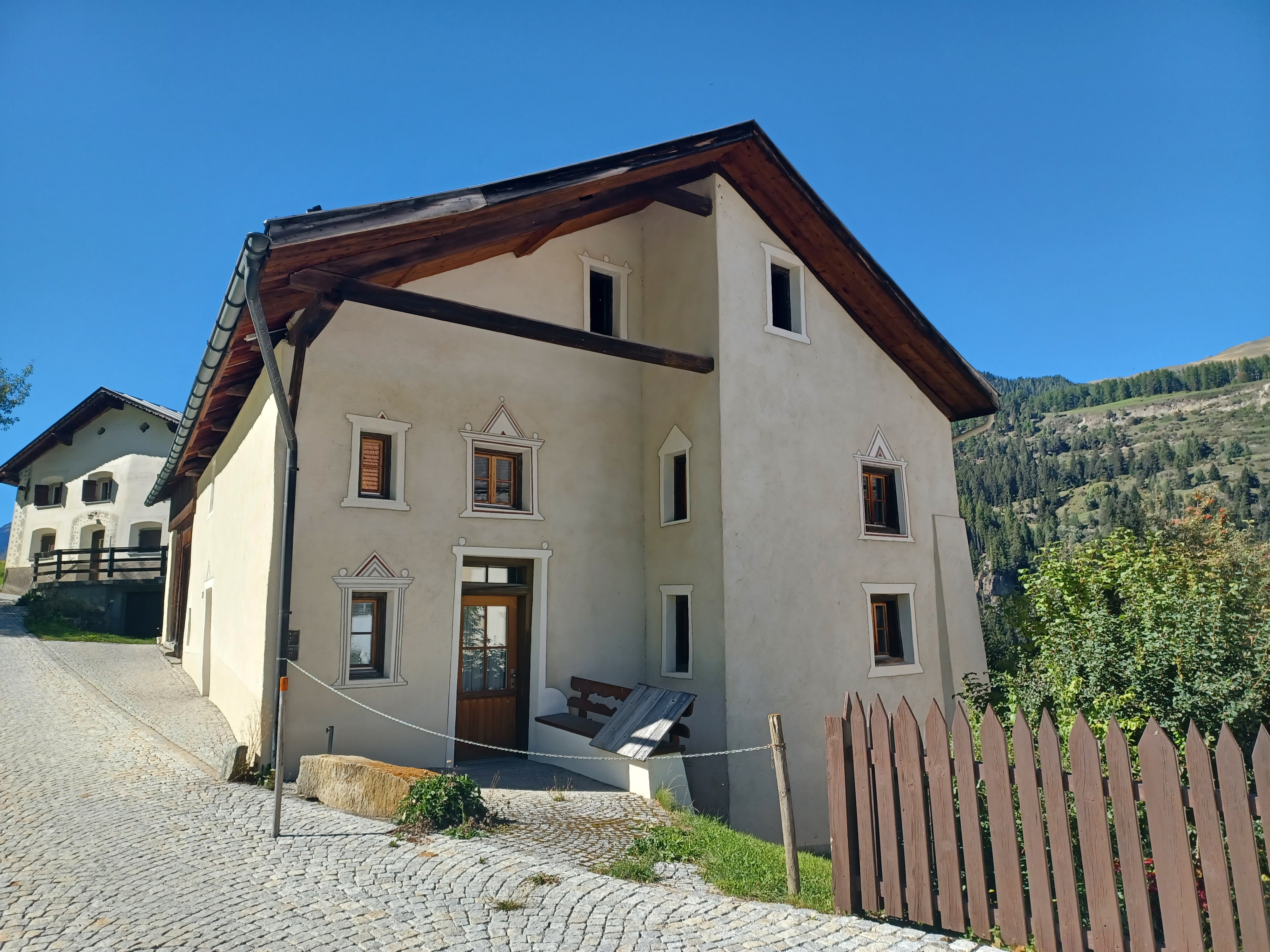 Ein Stück Engadiner Geschichte – historisches Wohnhaus mit Stallgebäude