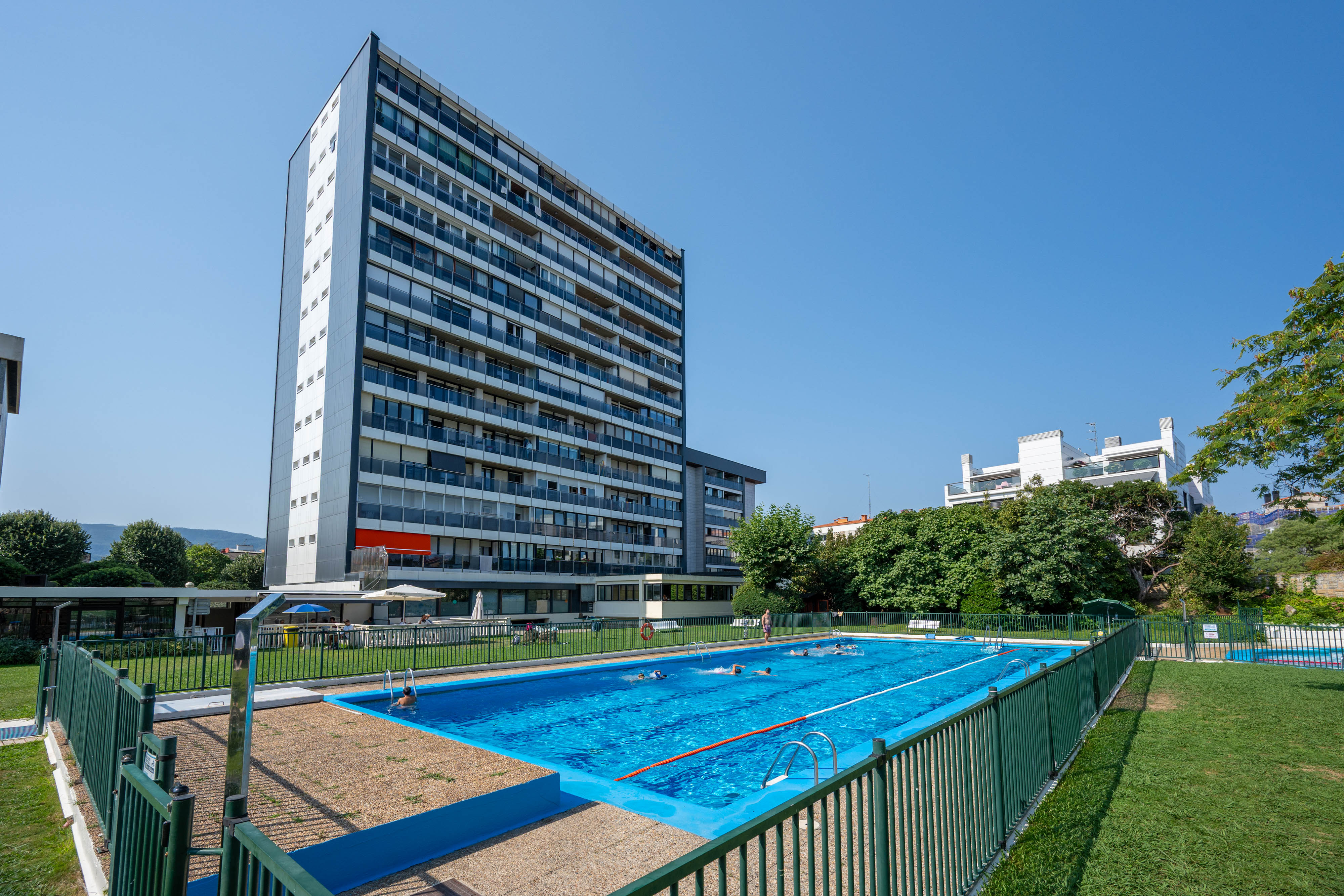Studio Apartment in the Prestigious Euromar Development, Just Steps from the Beach.