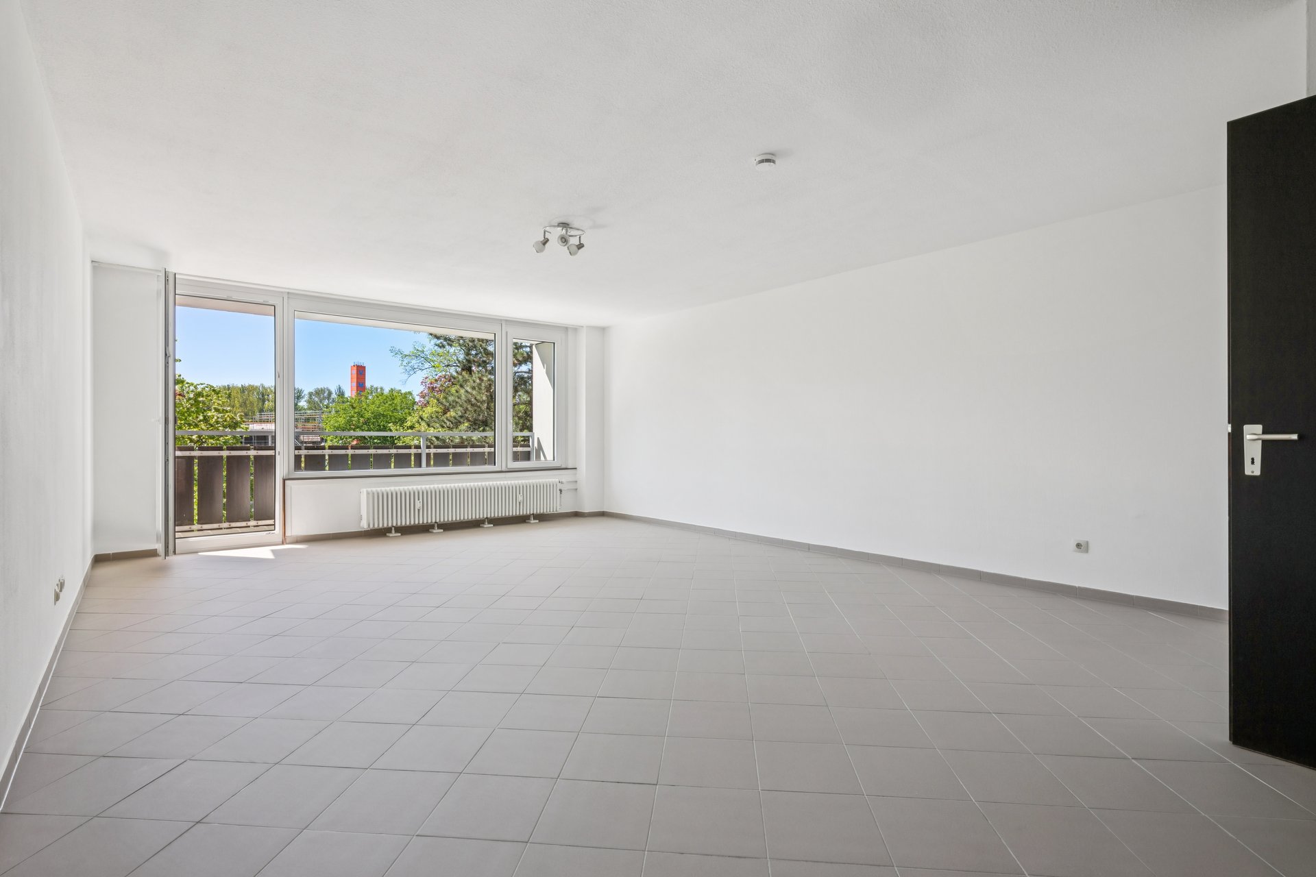 Bright city apartment with southwest balcony & underground parking space