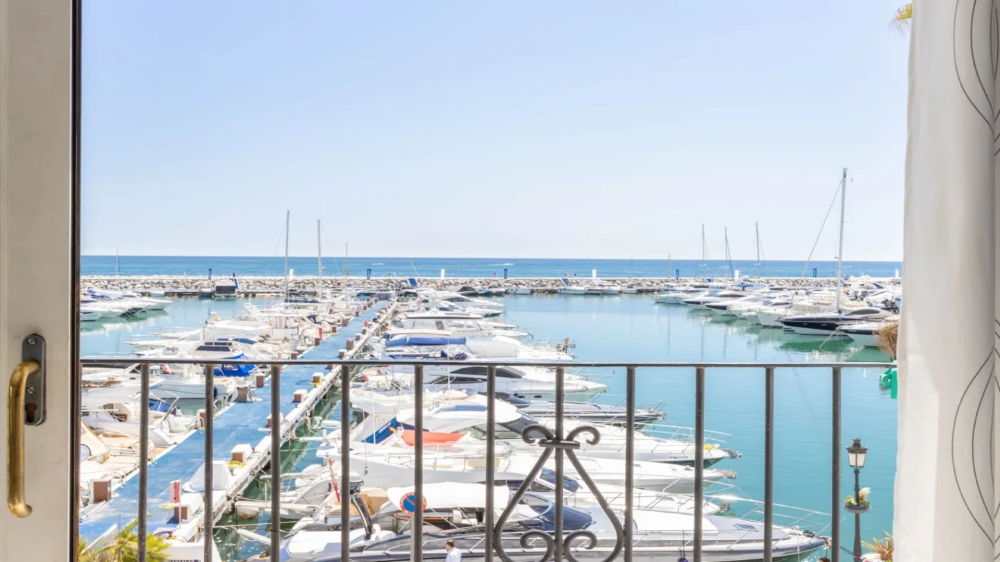 Bright penthouse in Puerto Banus with harbour view