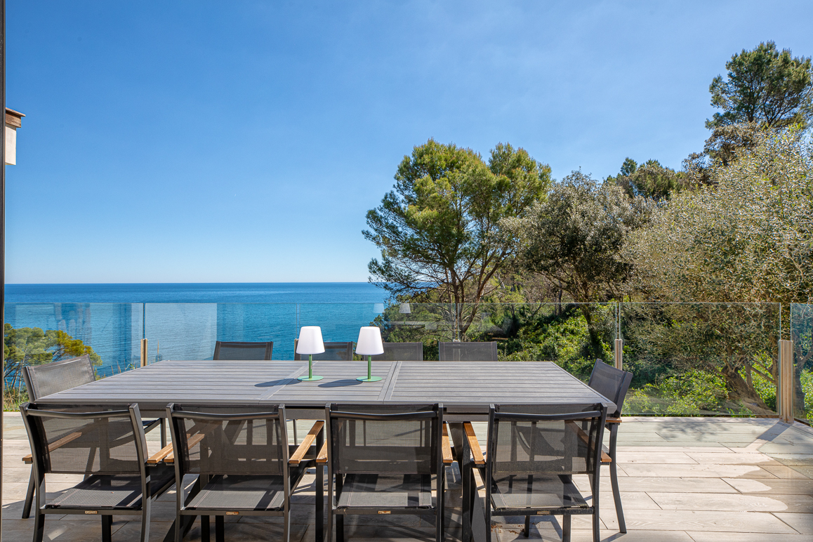 Spektakuläre Villa am Meer mit Touristenlizenz