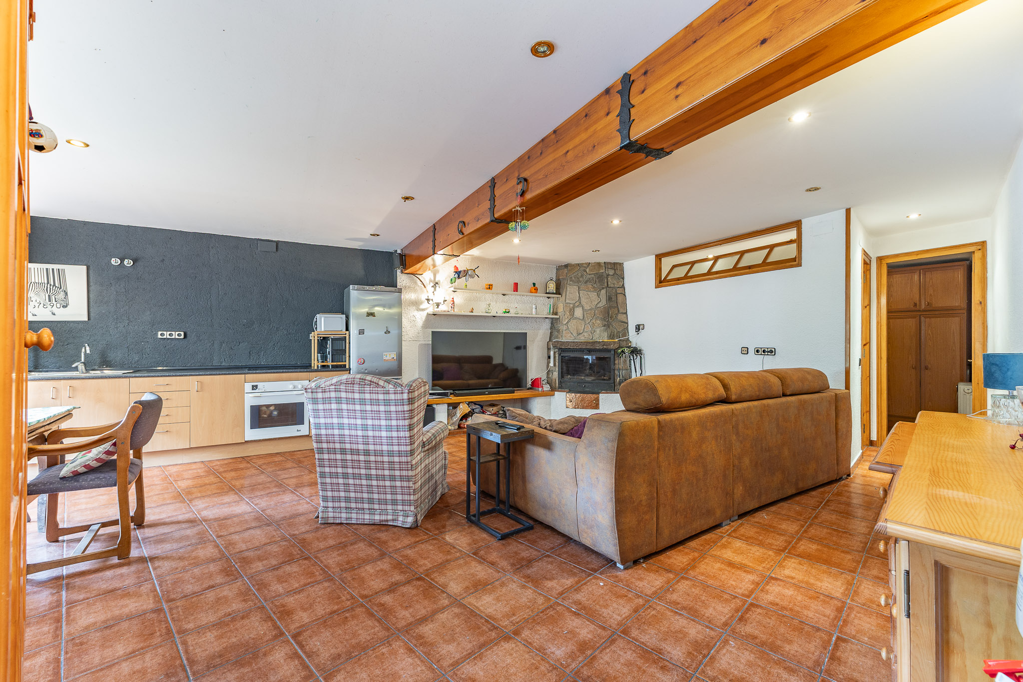 Discover a characterful home in Santa Maria d’Oló: 240 m², 4 bedrooms, a double garage, fireplace, and mountain views—ideal for creating an exclusive contemporary retreat.