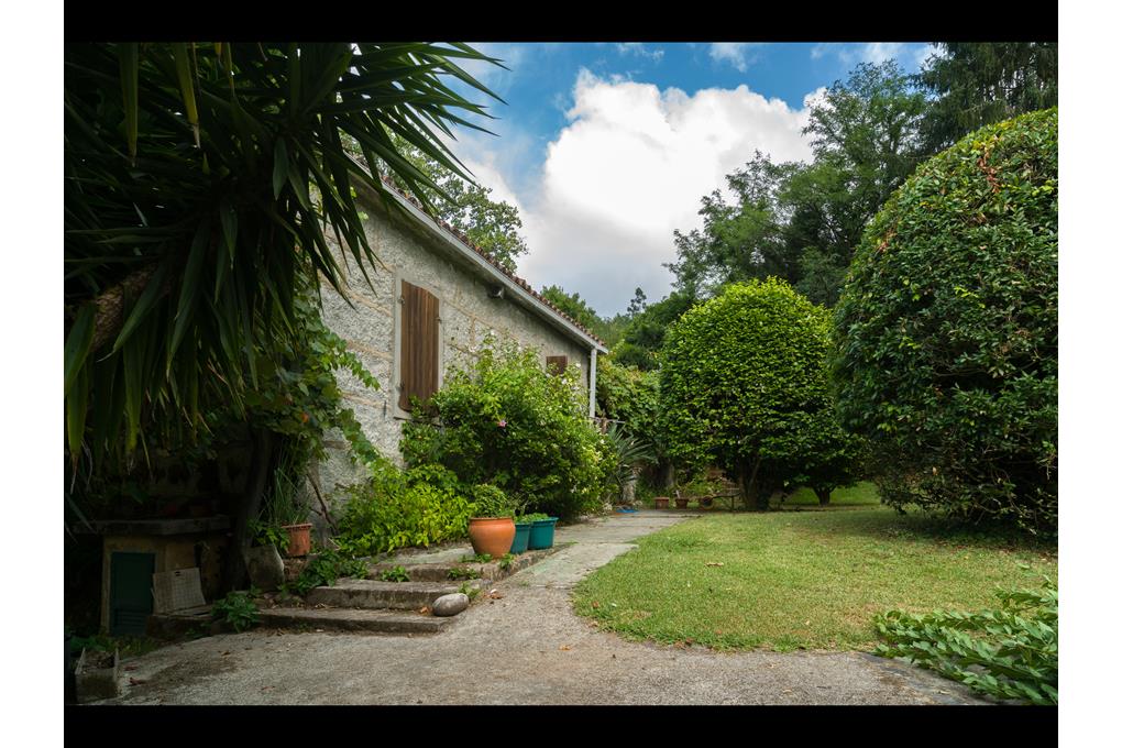E&V sells a villa with a 30,000 m² estate, sports area, pool and fruit trees, 16 minutes from Santiago.