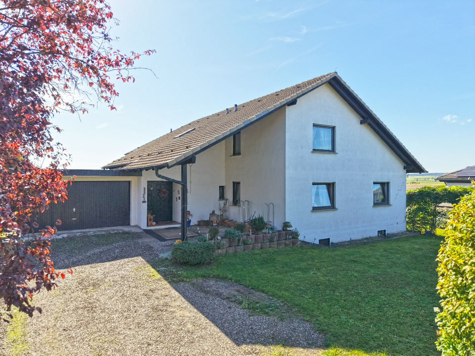 Viel Platz, viel Grün, viel Potenzial – Zweifamilienhaus in Bestlage
