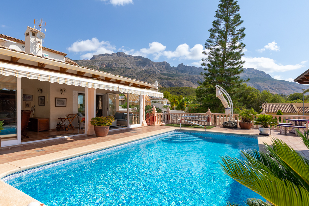 Peaceful Villa with Sea & Mountain Views