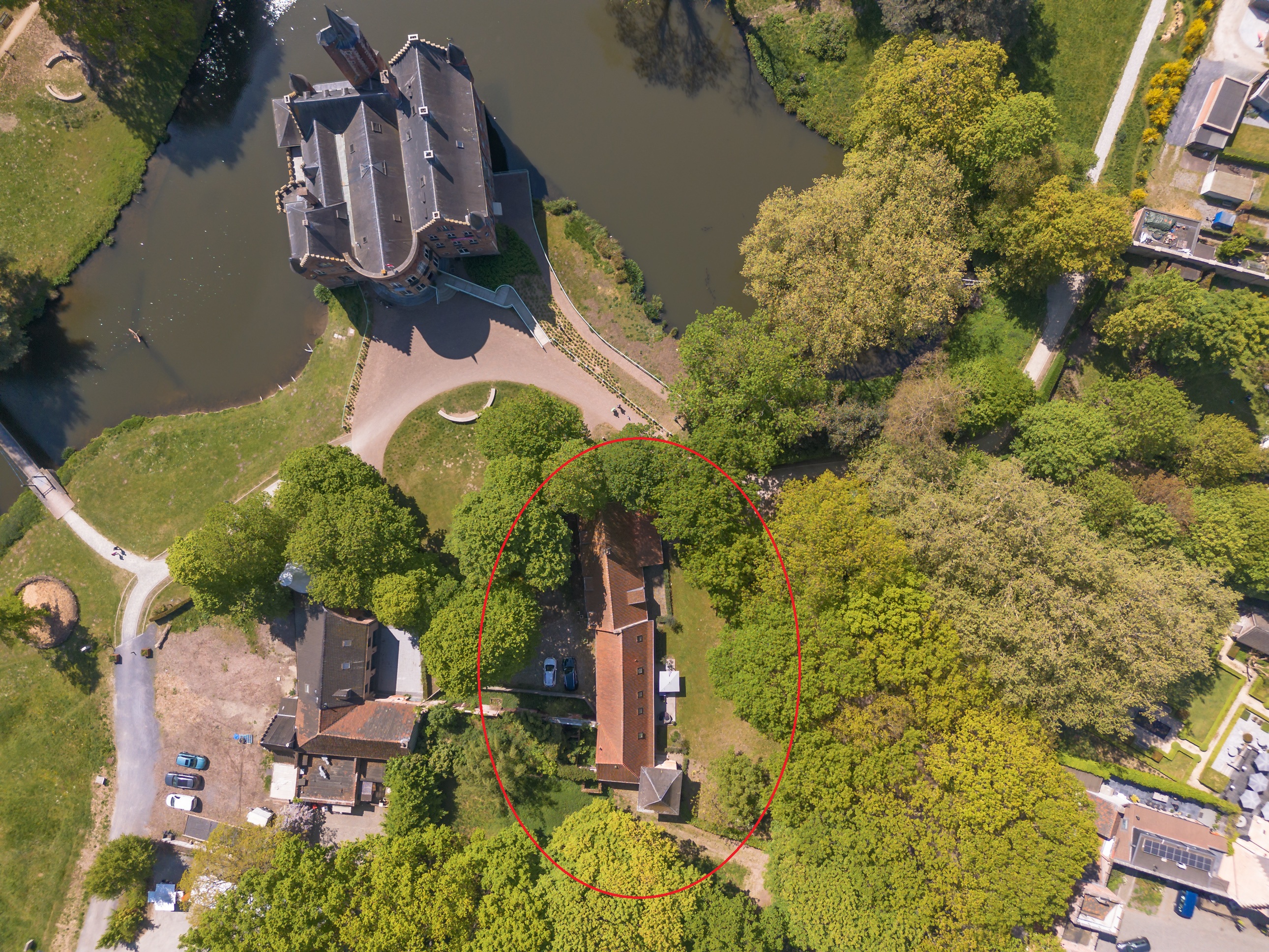 Historische kasteelhoeve in het park van Kasteel Wissekerke