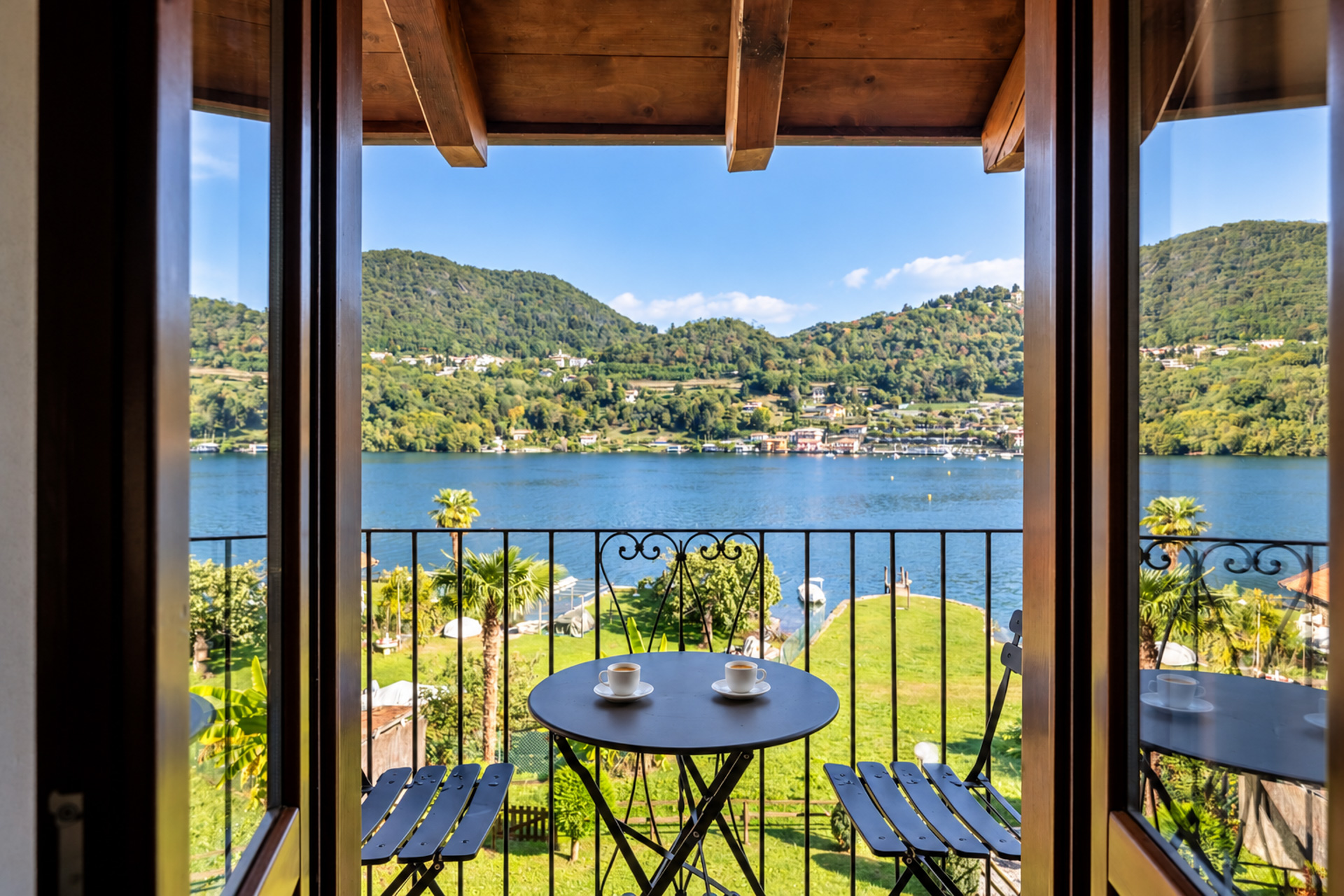Breathtaking views and lake access: one-bedroom apartment on Lake Orta