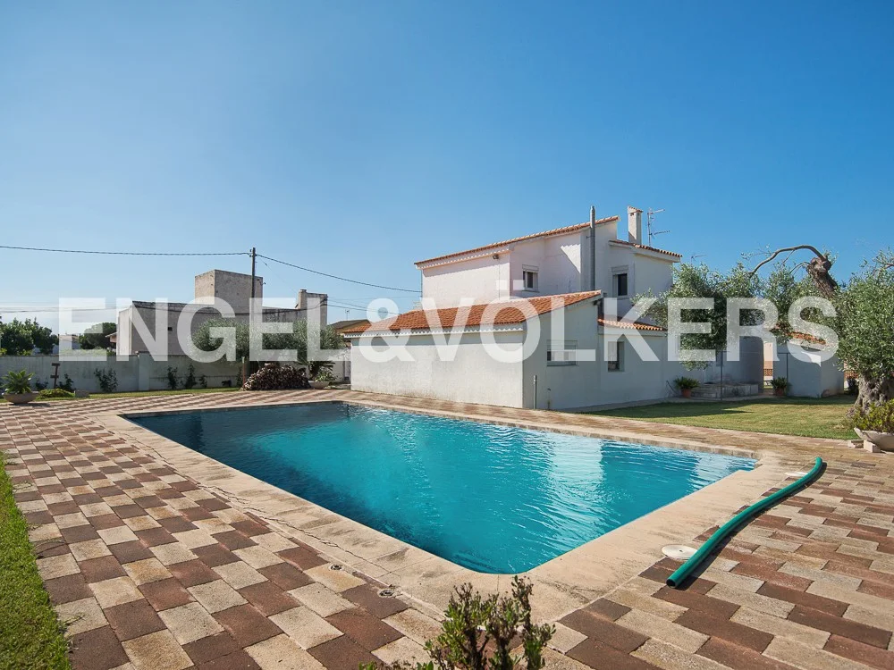 Chalet with large plot in Vinaros