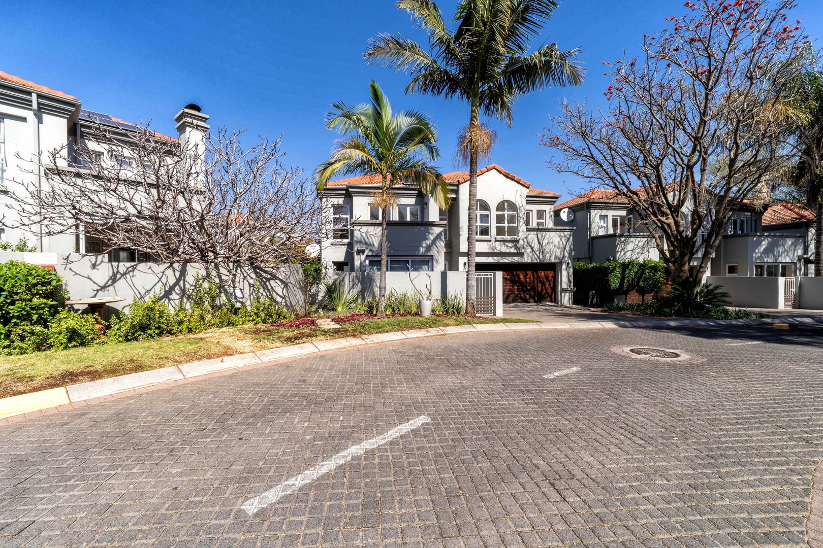 Contemporary 4 Bedroom Townhouse to Rent in Eagle Canyon Golf Estate
