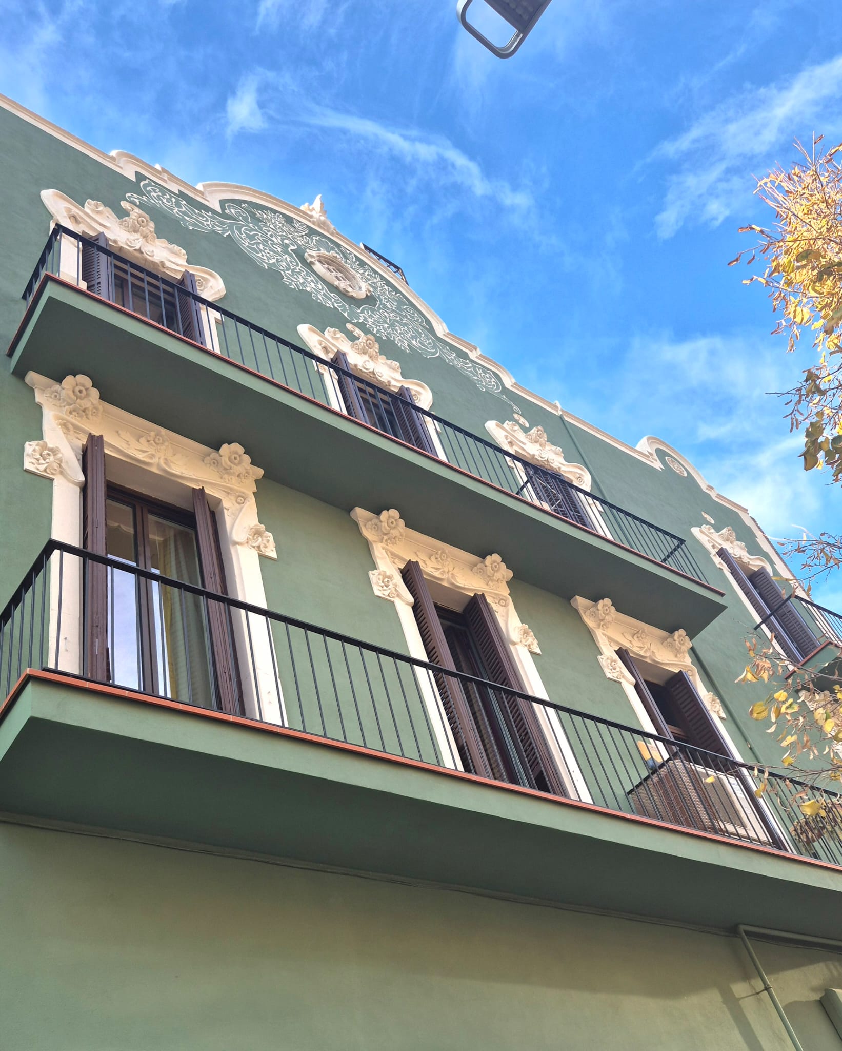 Modernist apartment in central Poblenou, three-sided exposure