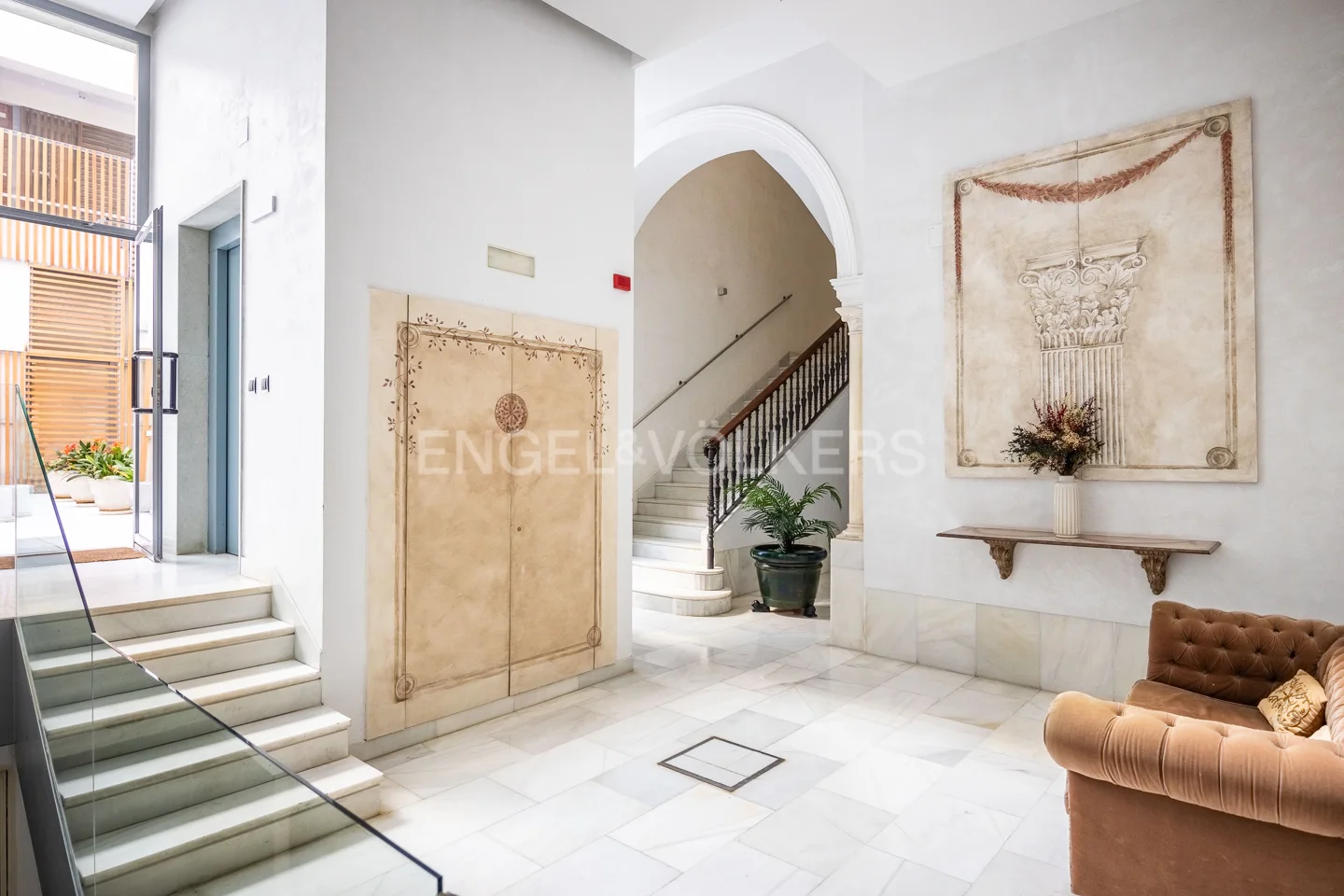 Bright and quiet flat in a Palace House next to La Campana