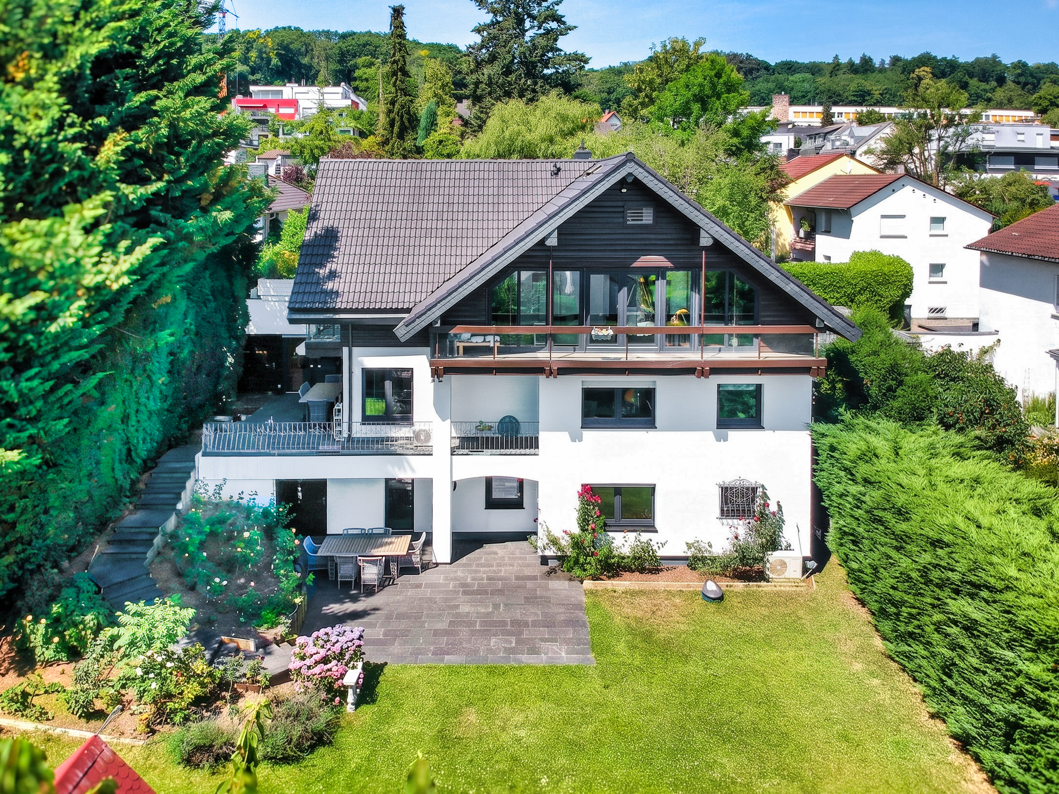 Viel Raum, Privatsphäre und Weitsicht – Familiendomizil in Hofheim