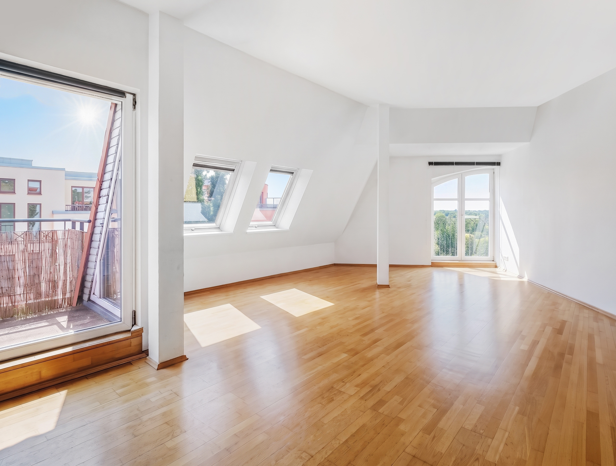 Altbau-Dachgeschoss mit Weitblick im Nordischen Viertel [KI-modifiziert]