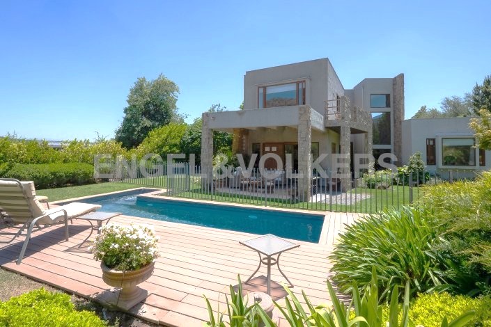 Casa mediterránea en exclusivo condominio.