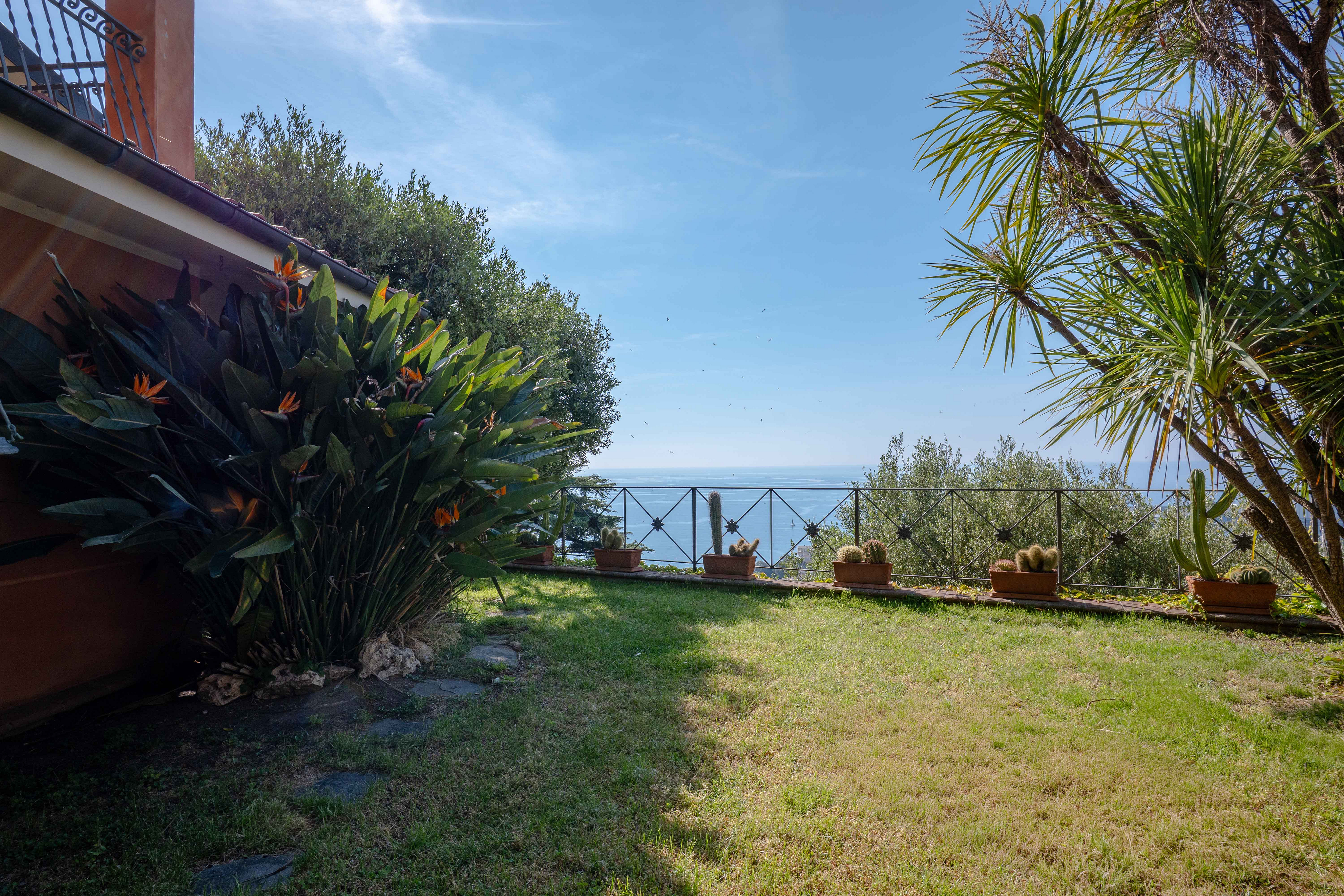 Villetta a schiera dove la collina incontra il mare