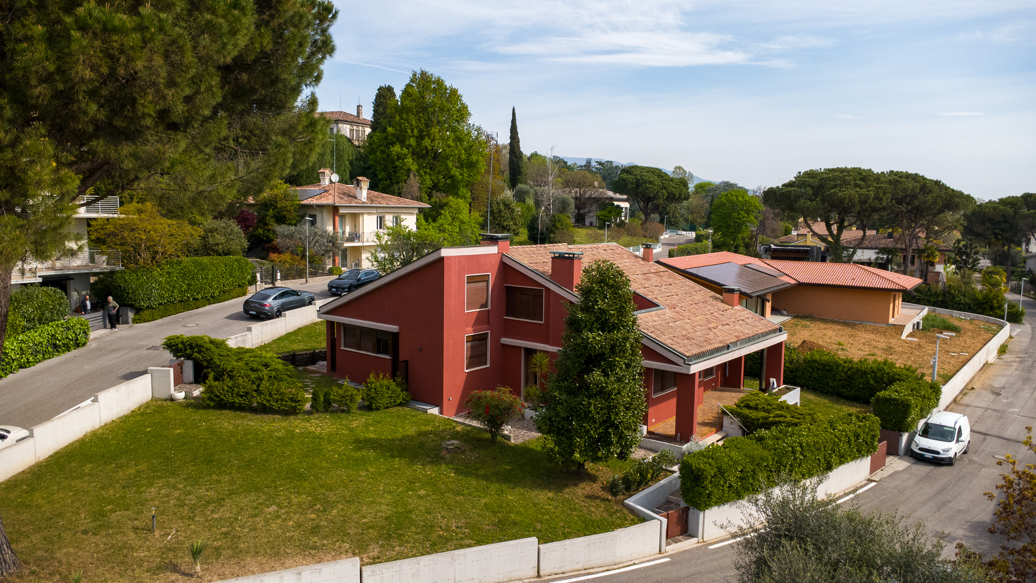 The Hilltop Privilege: Modern Villa with Guesthouse in Monticello