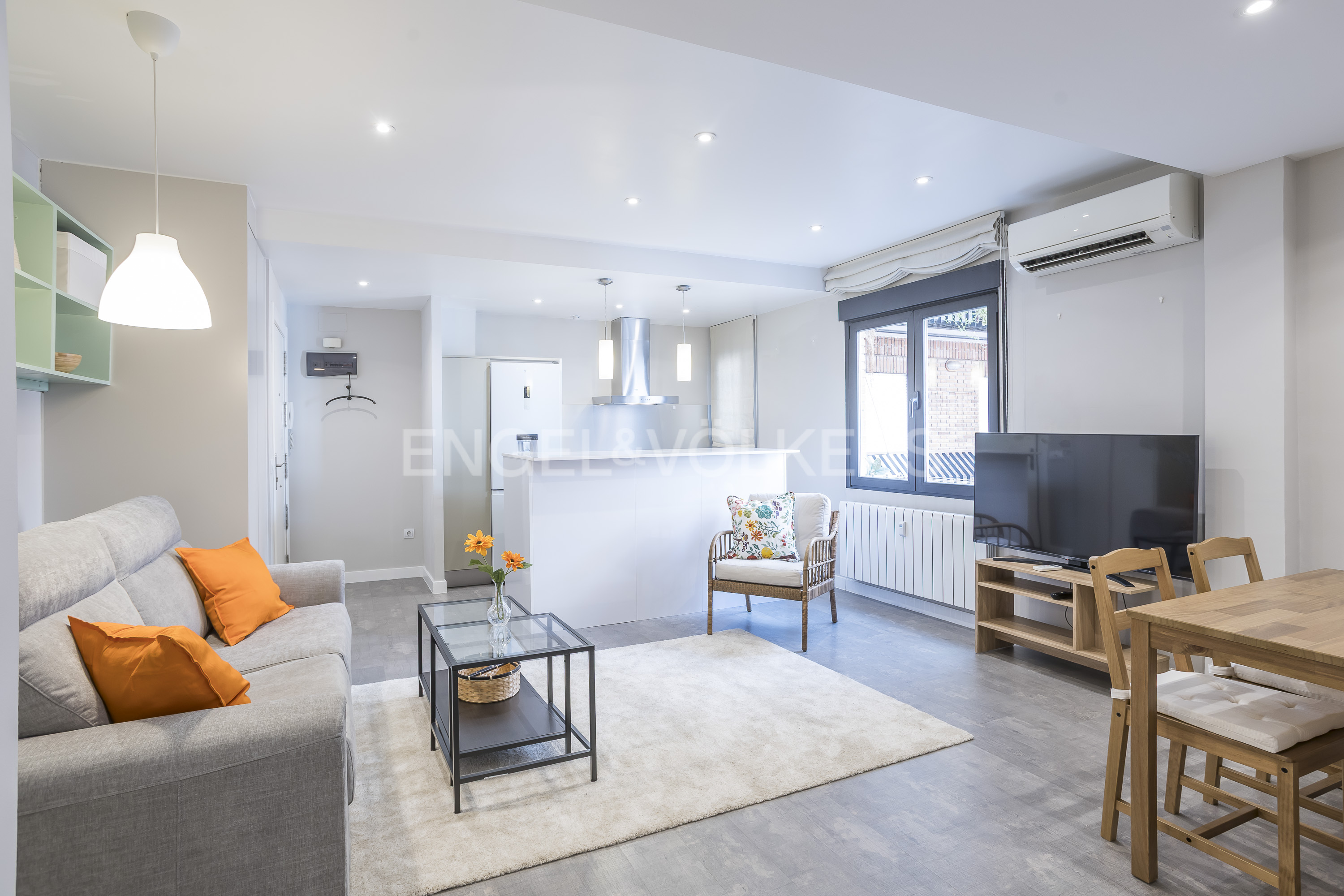 Furnished apartment on Hermosilla Street