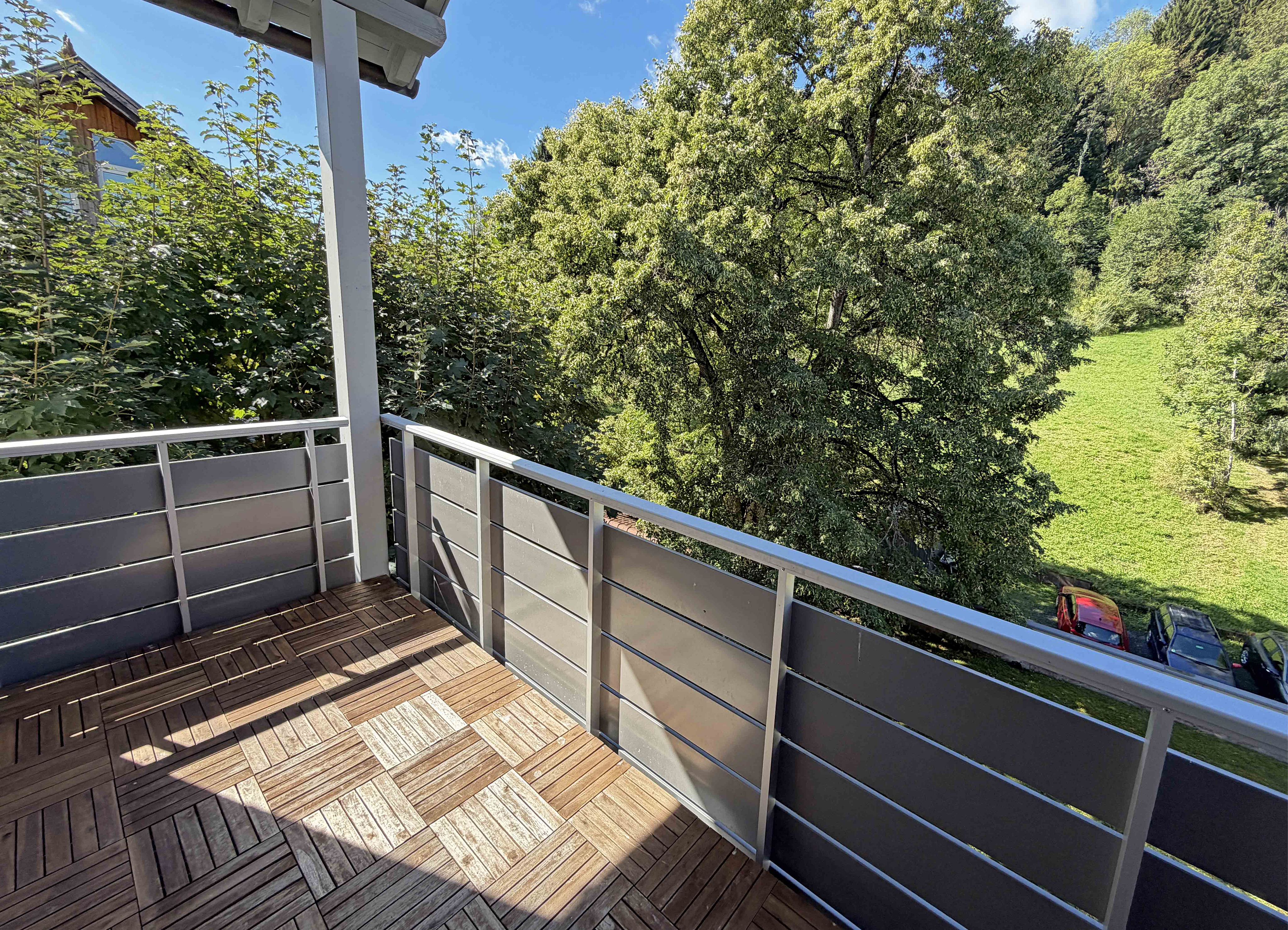 Großzügiges Wohnen mit Abendsonne – 6-Zimmer-Wohnung mit 2 Tiefgaragenstellplätzen in Wiggensbach
