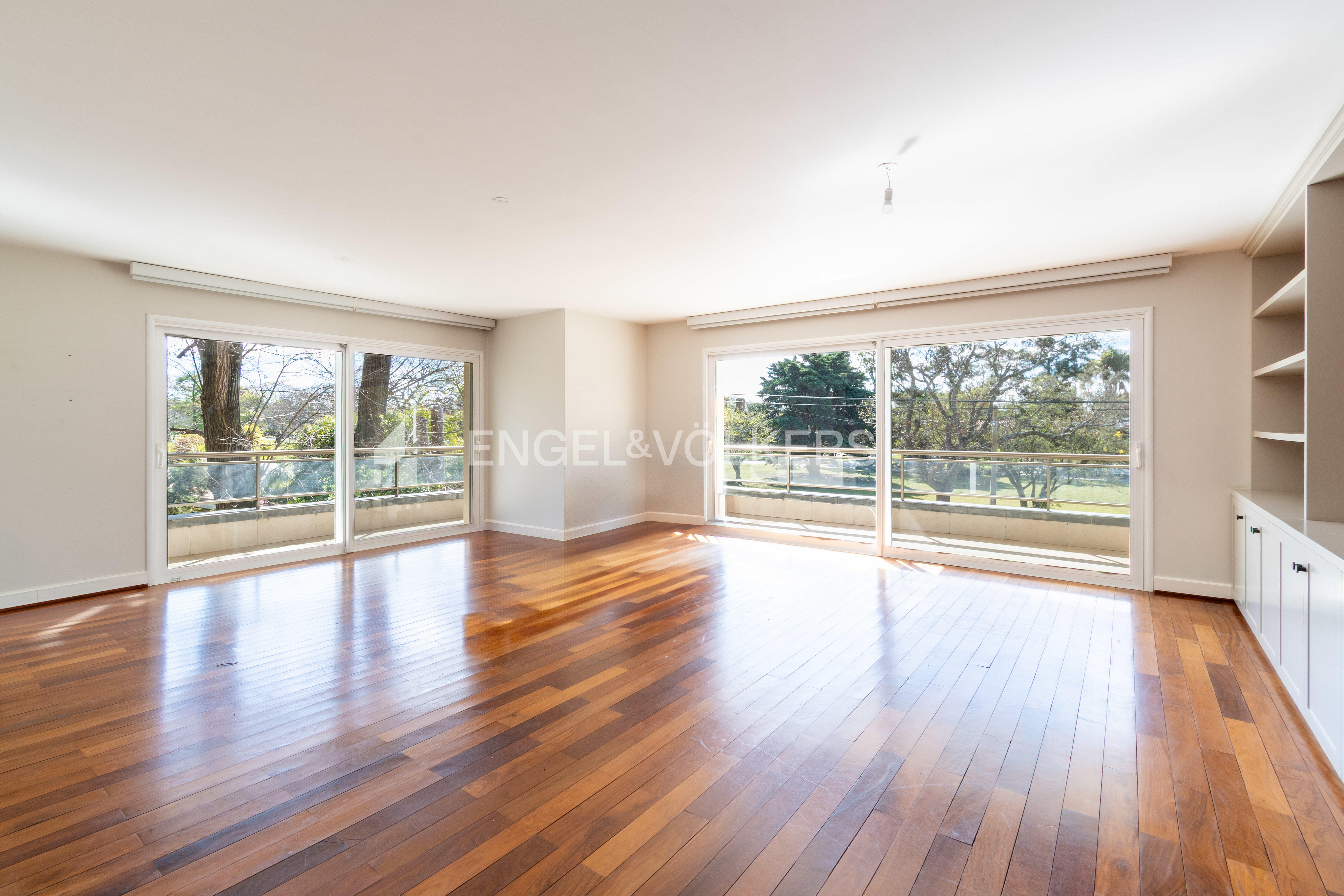 Exclusive apartment with spacious terraces and barbecue in Harwood