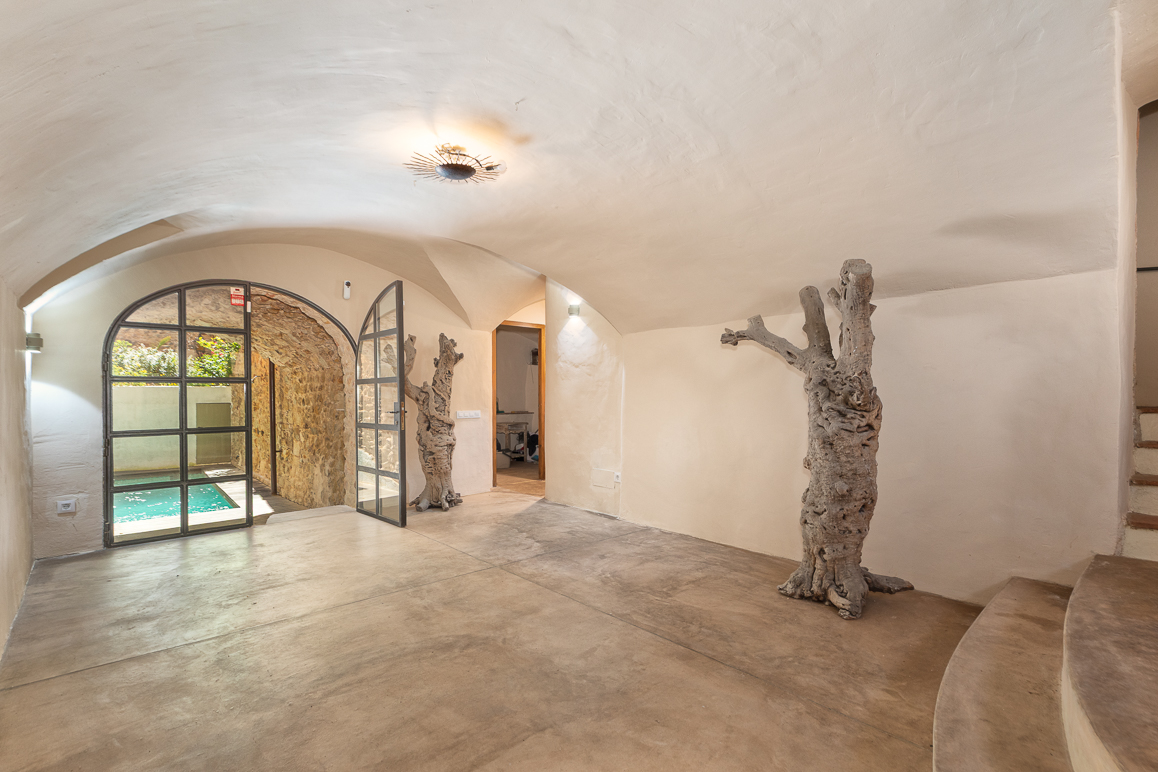 Medieval house with pool, garage and tourist rental license