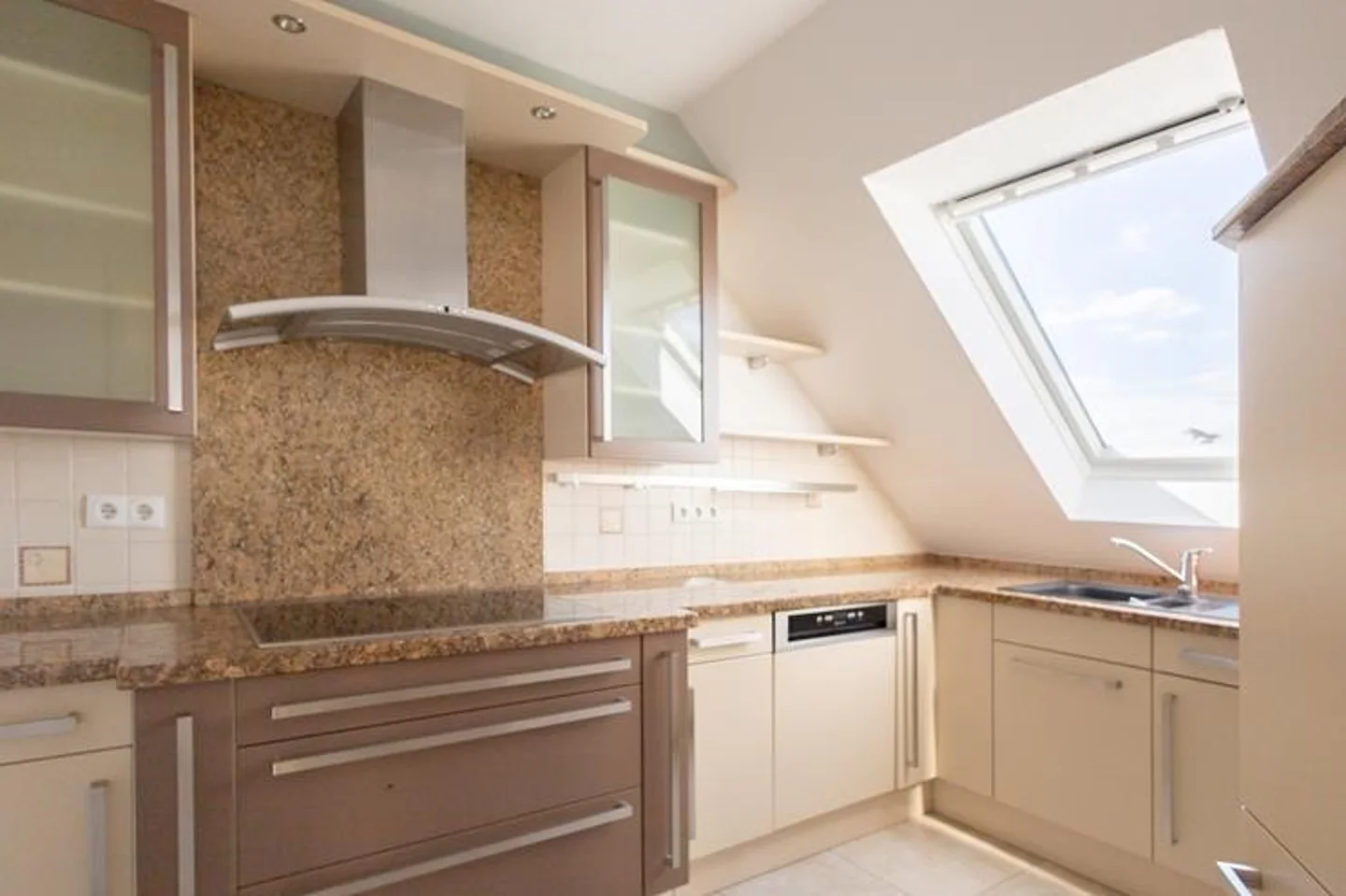 Exklusive Maisonettewohnung mit Balkon & hochwertiger Einbauküche! - Photo 3