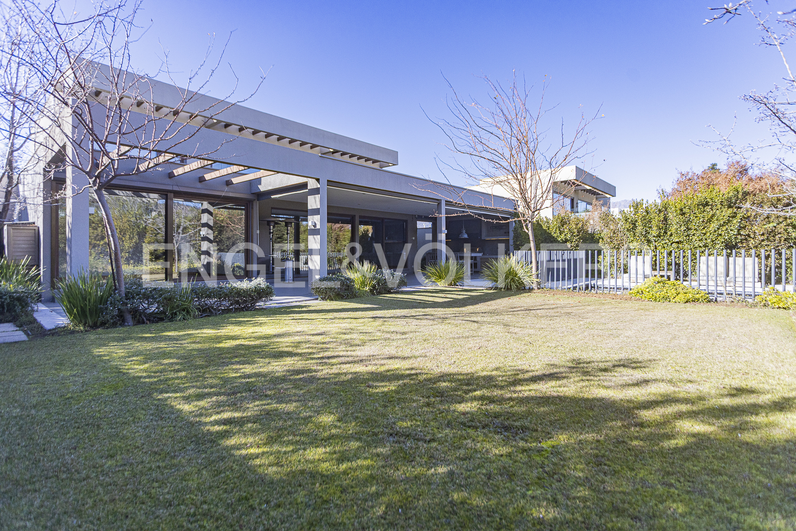 Estupenda casa mediterránea en condominio