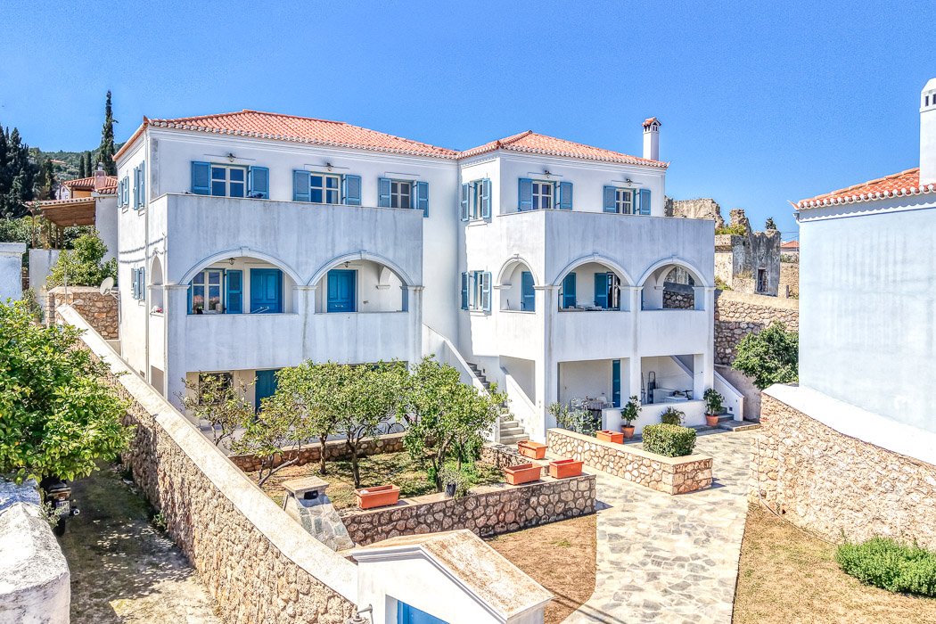 Private estate with two residences in the heart of Spetses