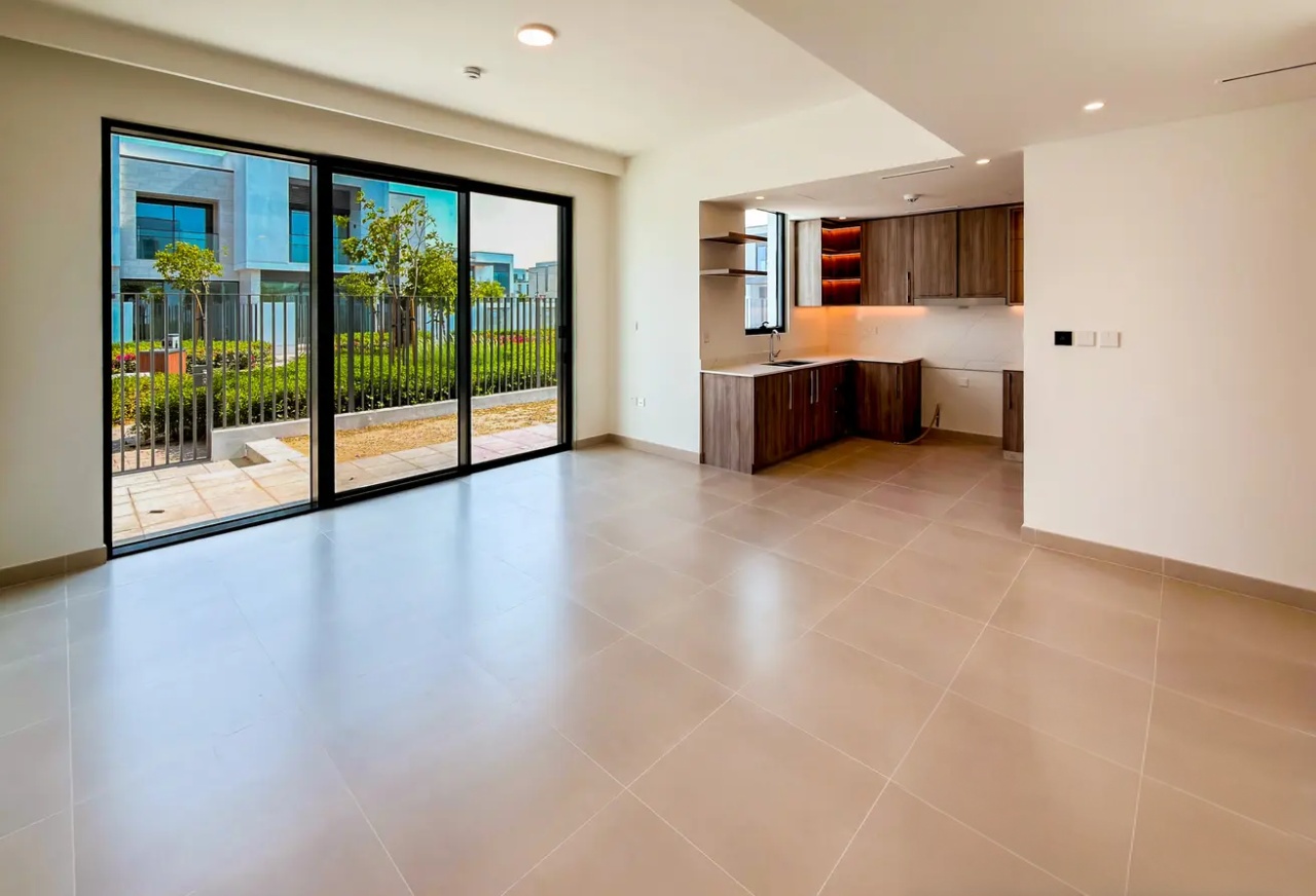 Brand New | Up To 4 Cheques | December Handover