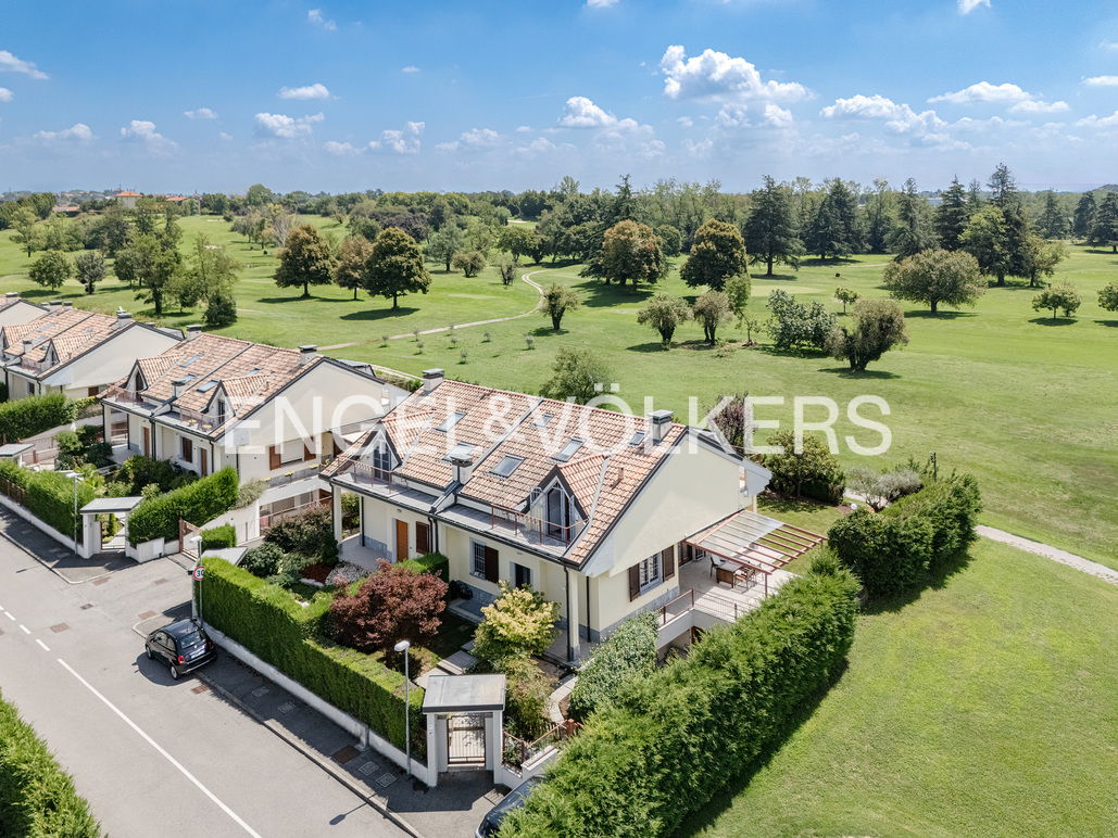 Semi-detached house in front of "Brianza" Golf