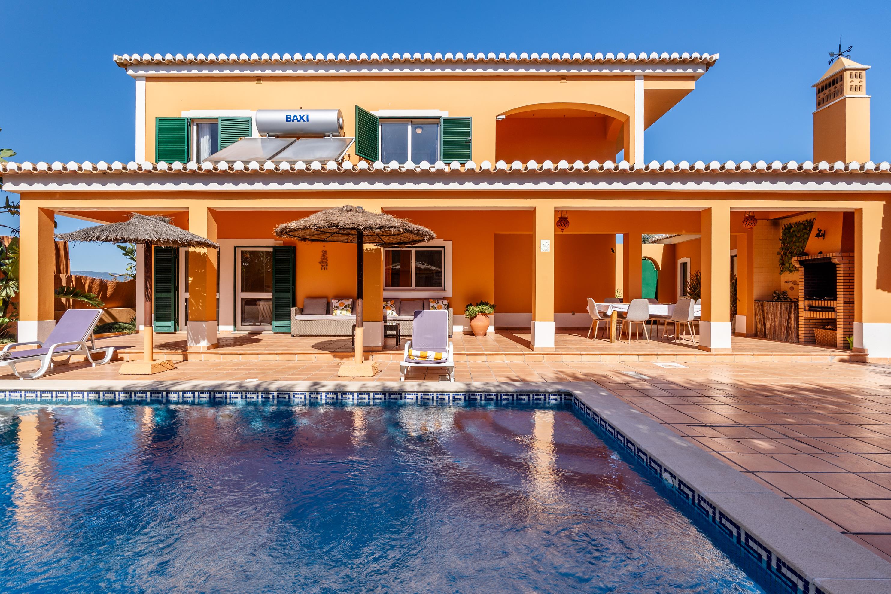 4+1-bedroom villa with pool, open views and excellent rental potential in Alvor