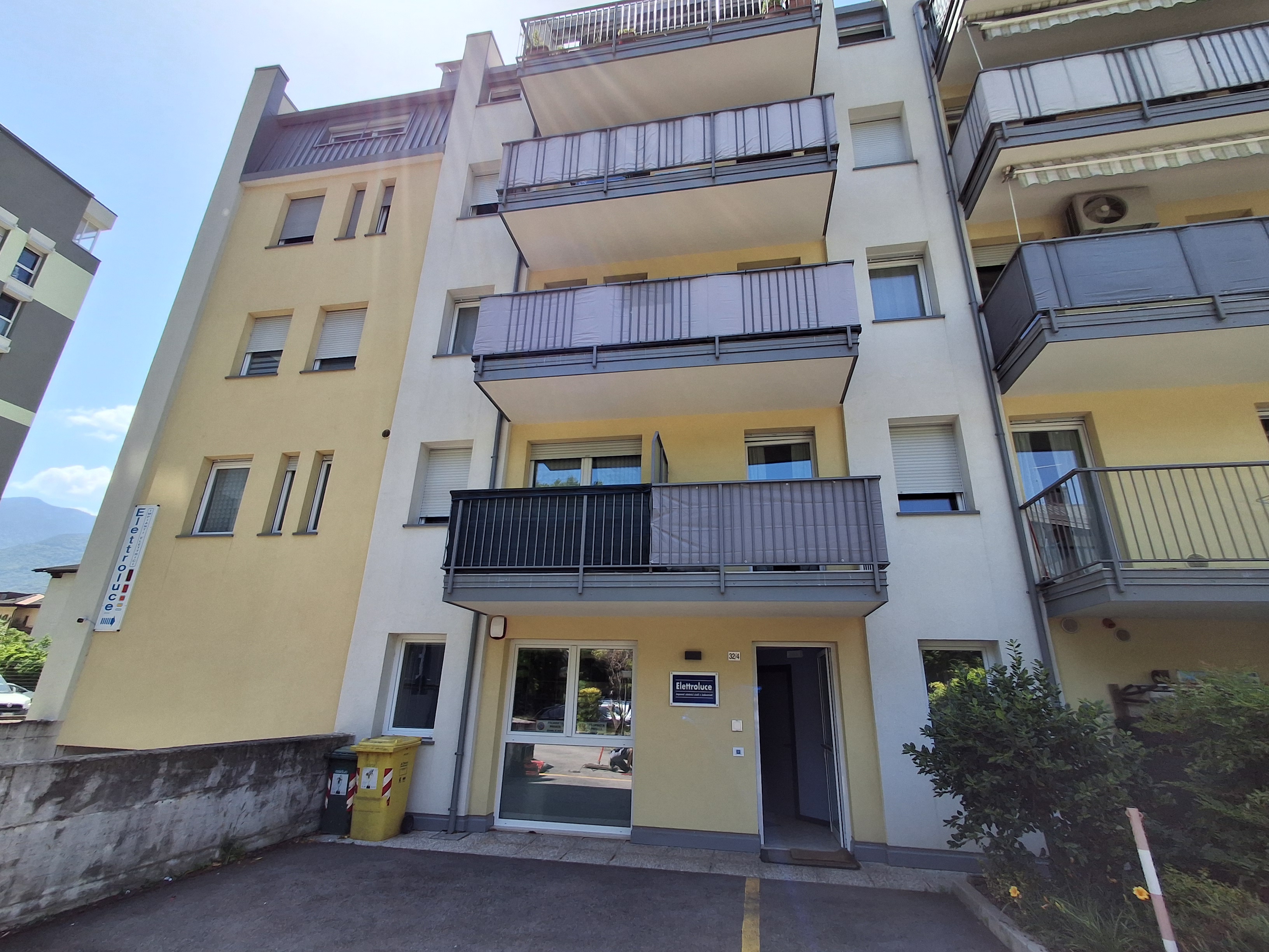 Helle Wohnung, renoviert, großer Balkon und Ostfenster, Tiefgarage und Keller mit garantierten Mieteinnahmen.