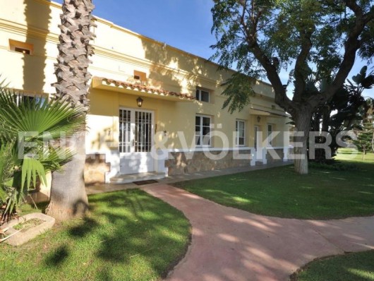 Spectacular estate with sea views and a splendid garden