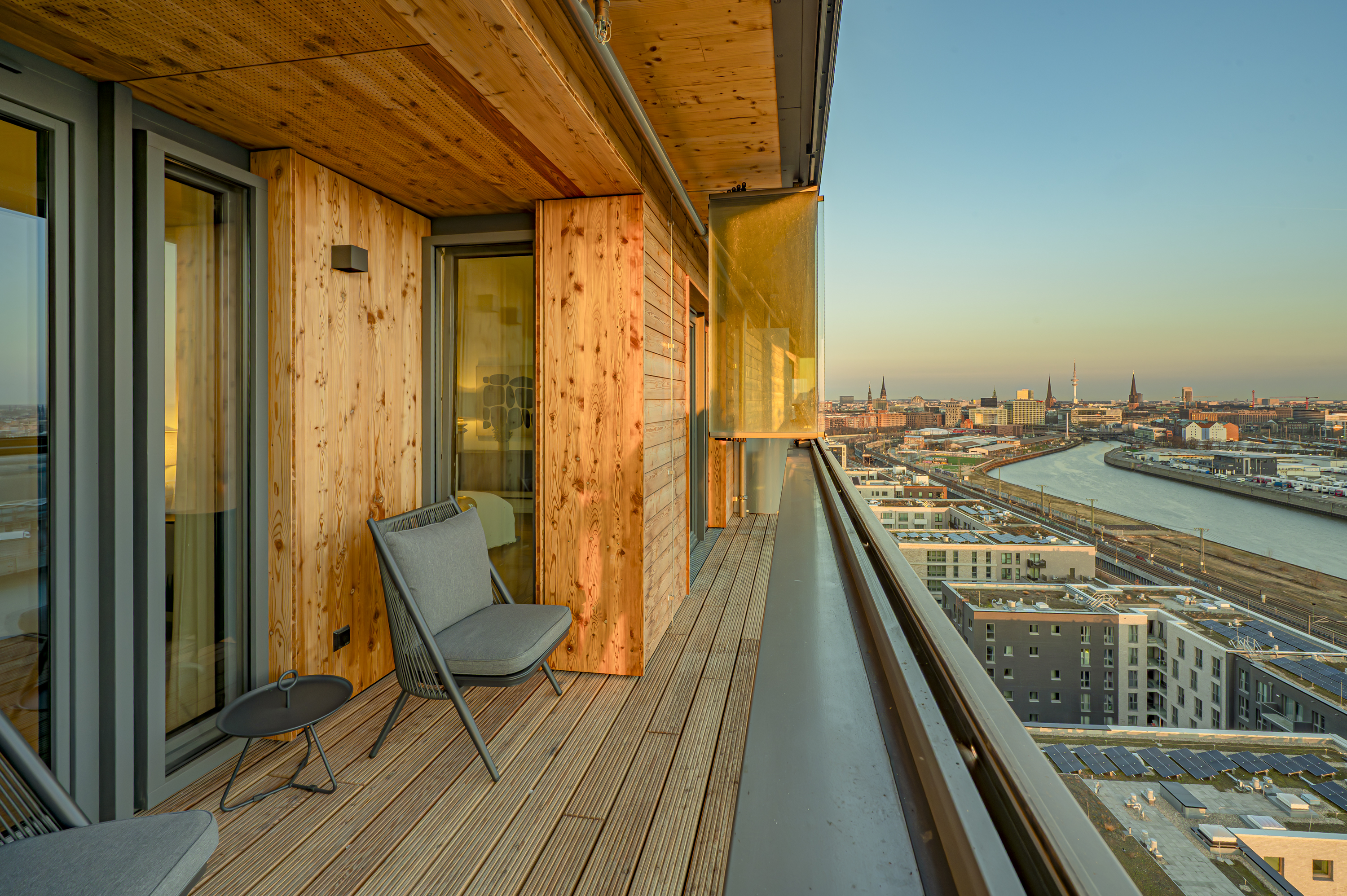 Leben zwischen Wasser und Skyline – im höchsten Holzhochhaus Deutschlands