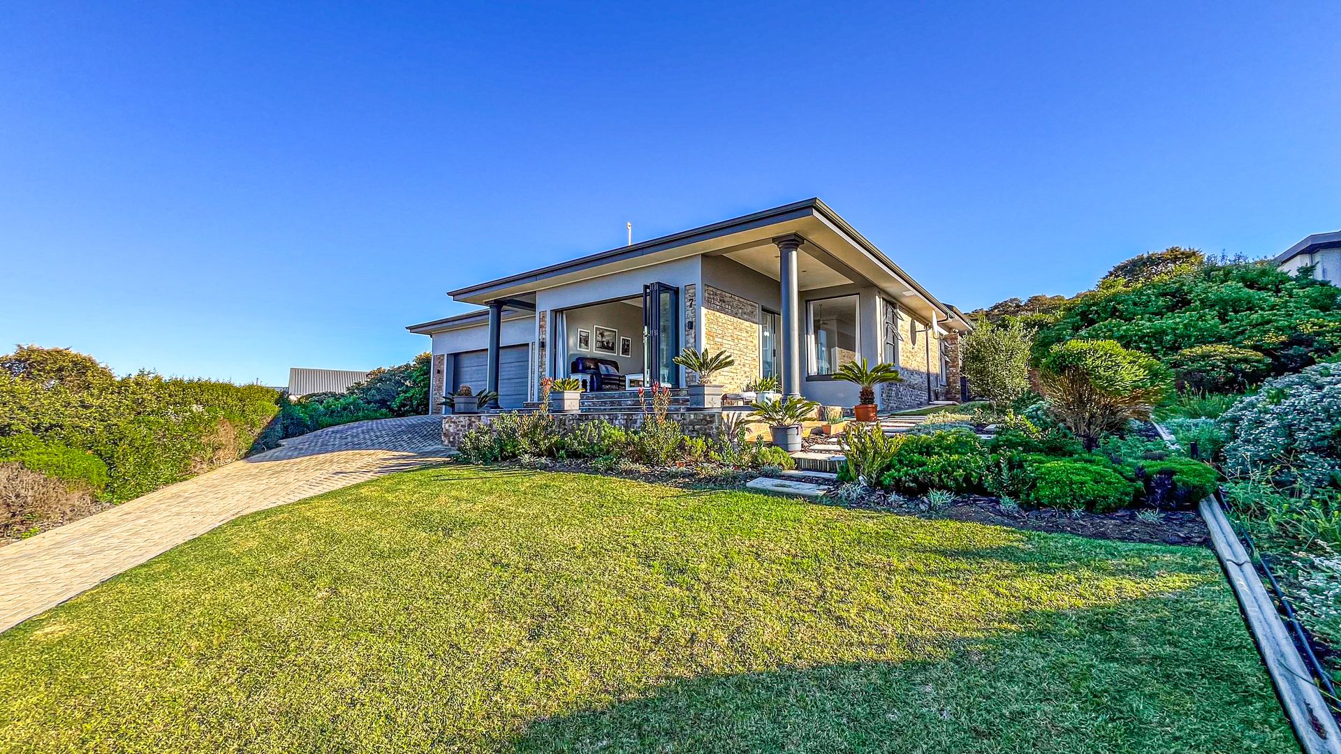 Coastal Luxury Meets Seamless Entertaining