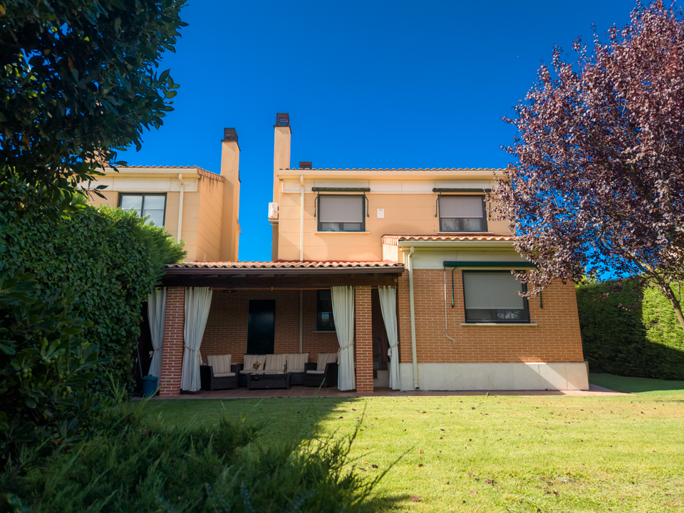 Vivienda de cinco dormitorios con bodega y jardín en Santa Ana