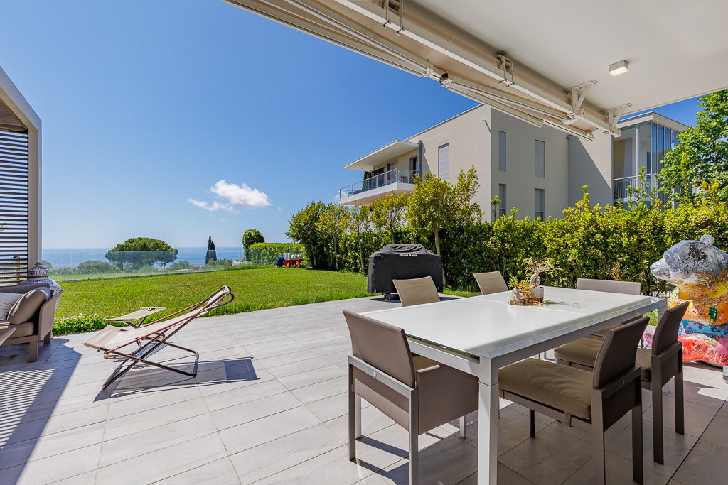 Magnificent apartment with sea view over Nice and the Bay of Angels.