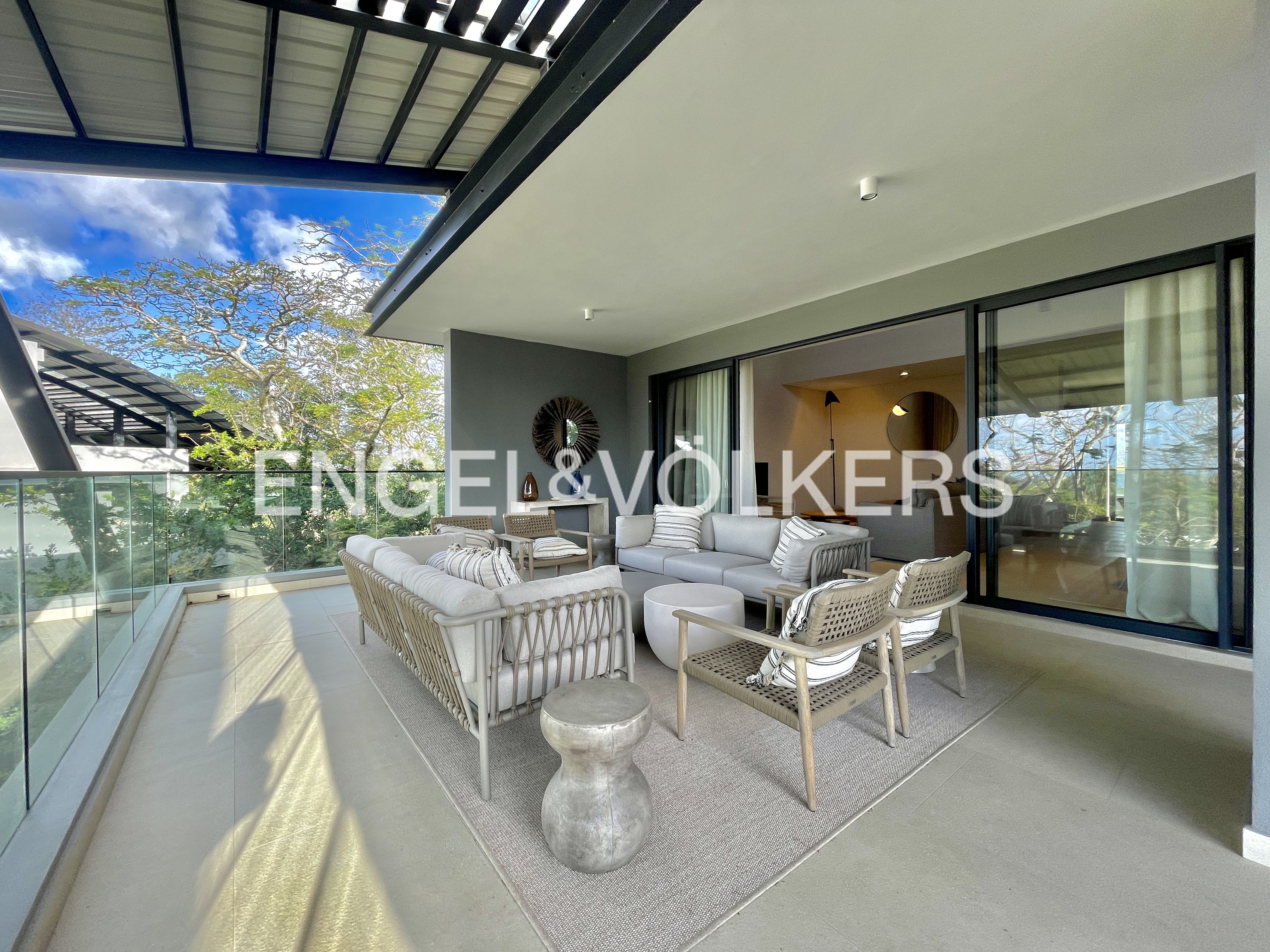 Private-Lift Penthouse with Mountain Views