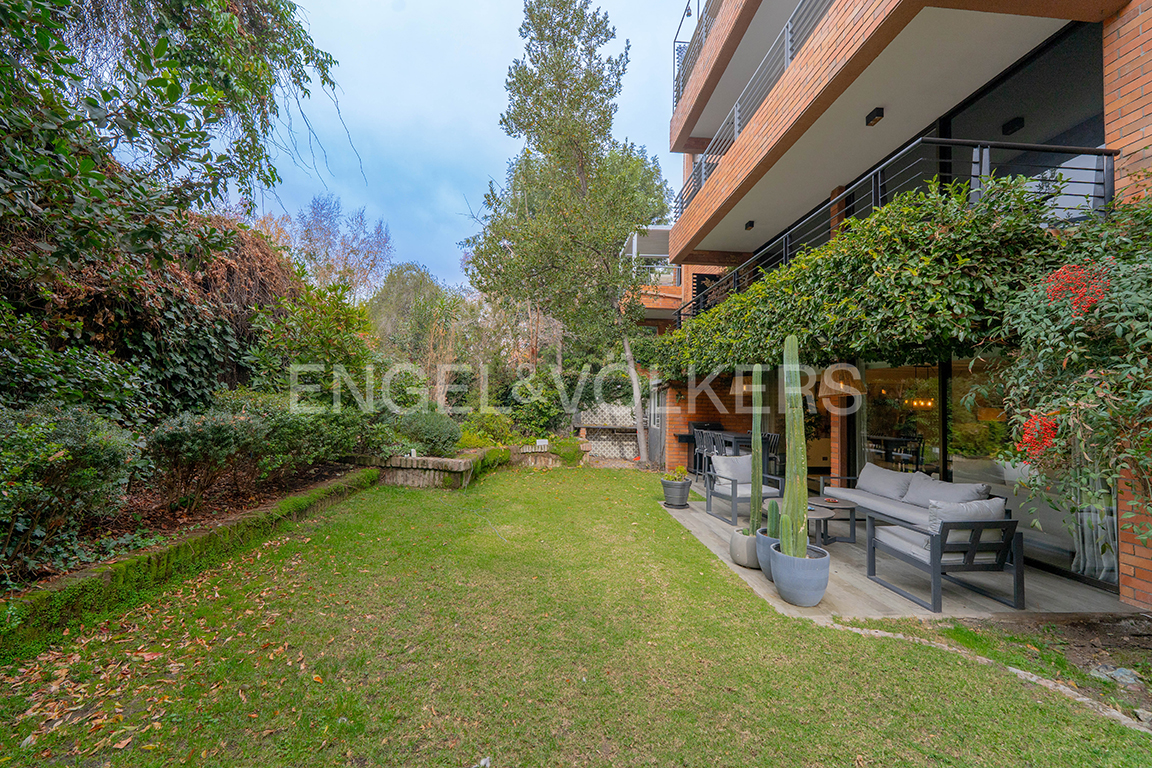Departamento con jardín y piscina privada