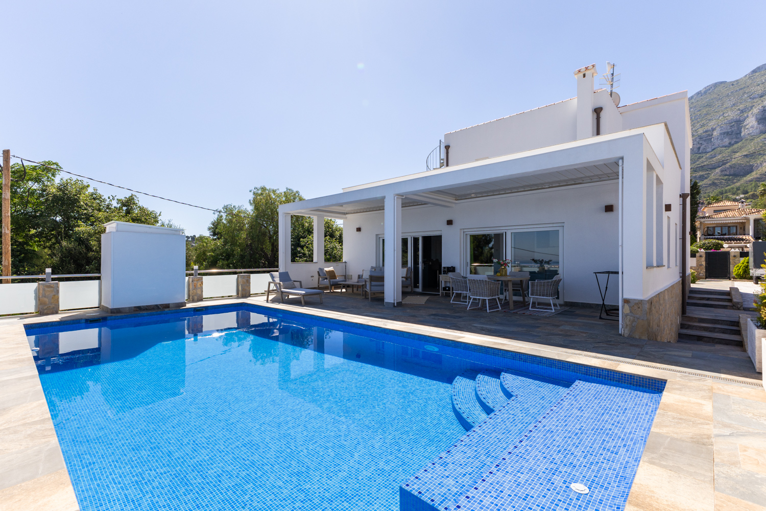 Modern villa, high build quality, with central sea view