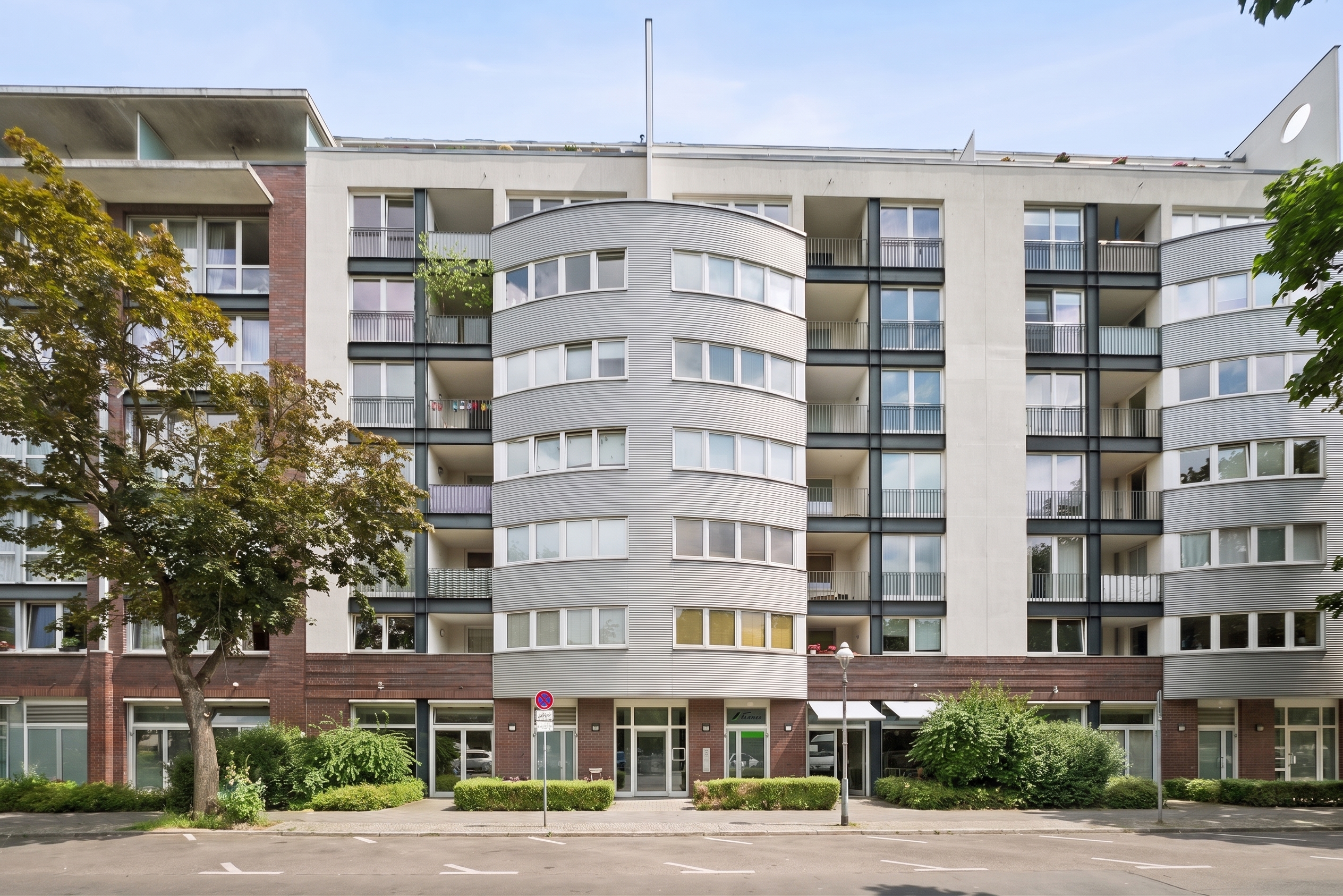 Wohnkomfort über den Dächern: Helle 3-Zimmer-Wohnung mit Aufzug und Tiefgarage