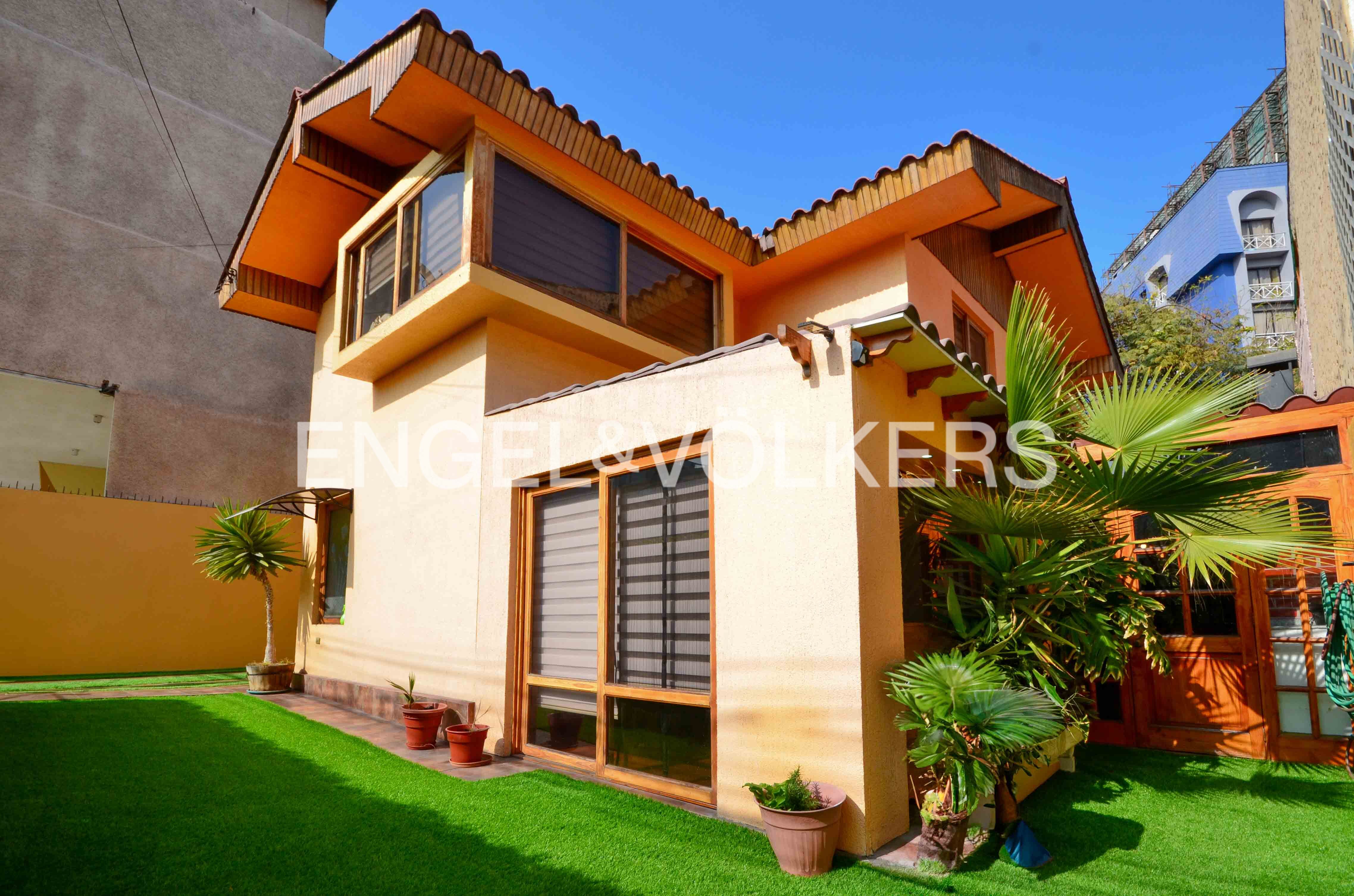 Vende casa, a pasos de Avda. Angamos