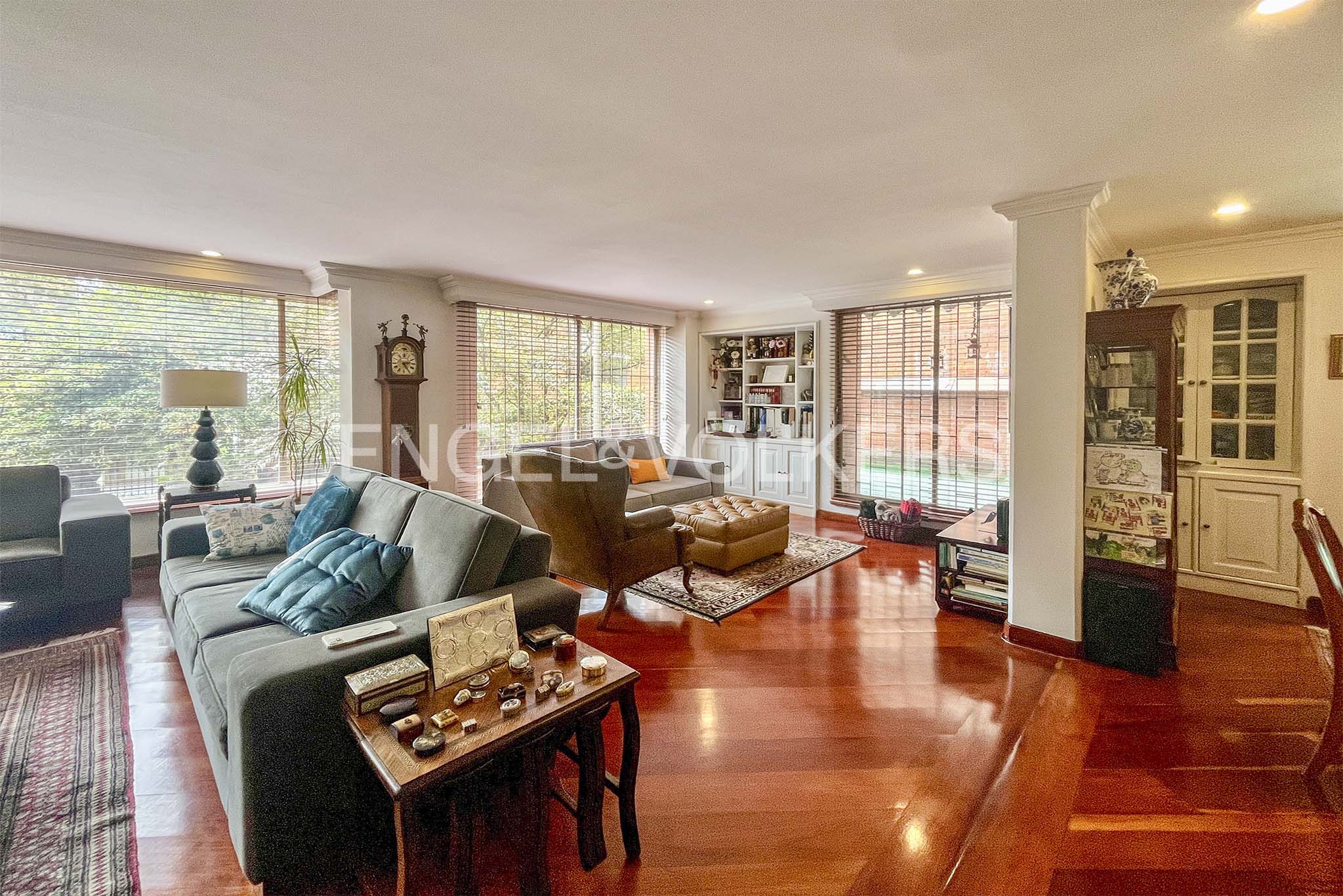 Apartamento con terraza para venta en Chicó Reservado