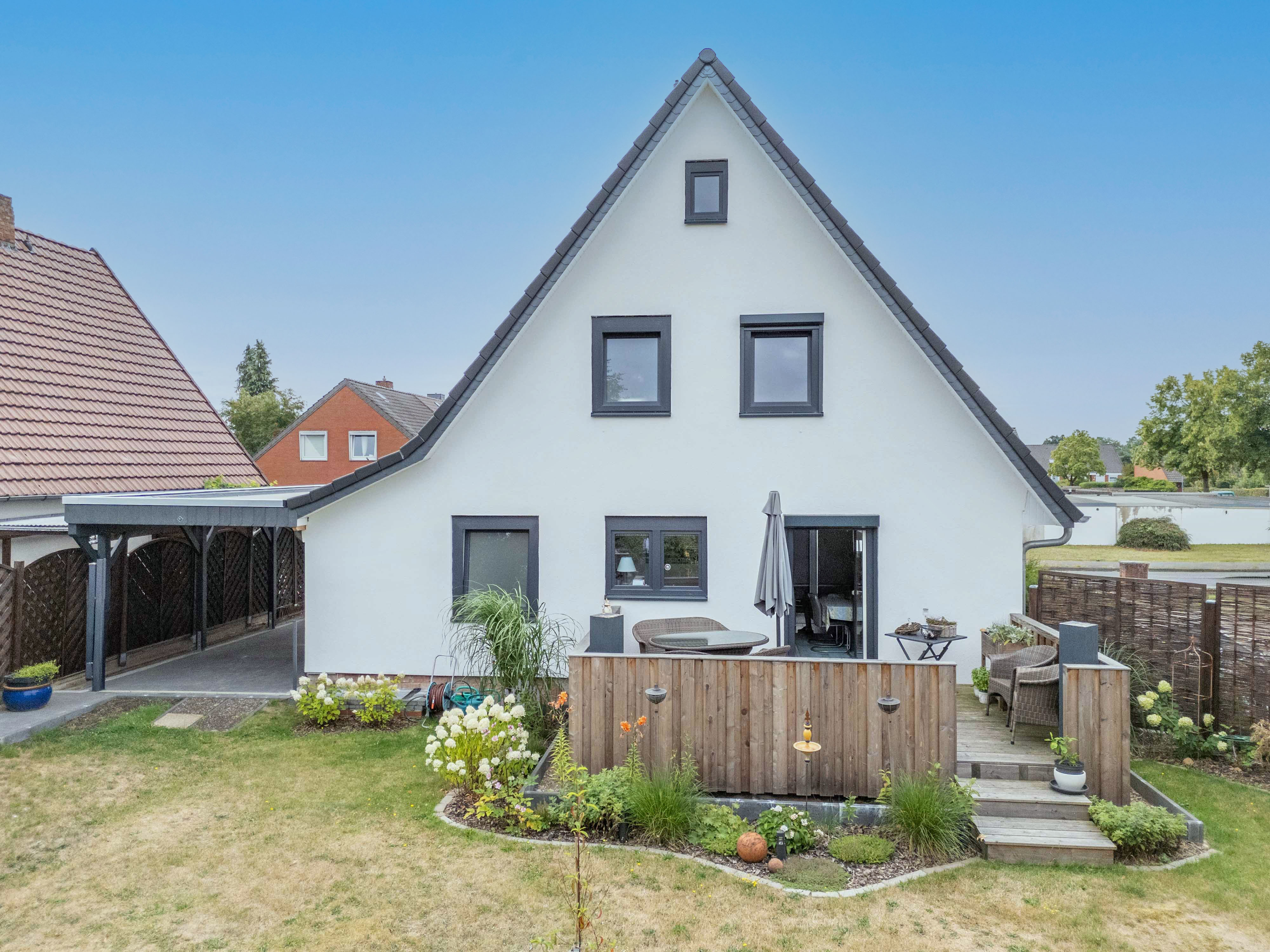 Einziehen und wohlfühlen: Modernes, kernsaniertes Einfamilienhaus mit sonnigem Garten