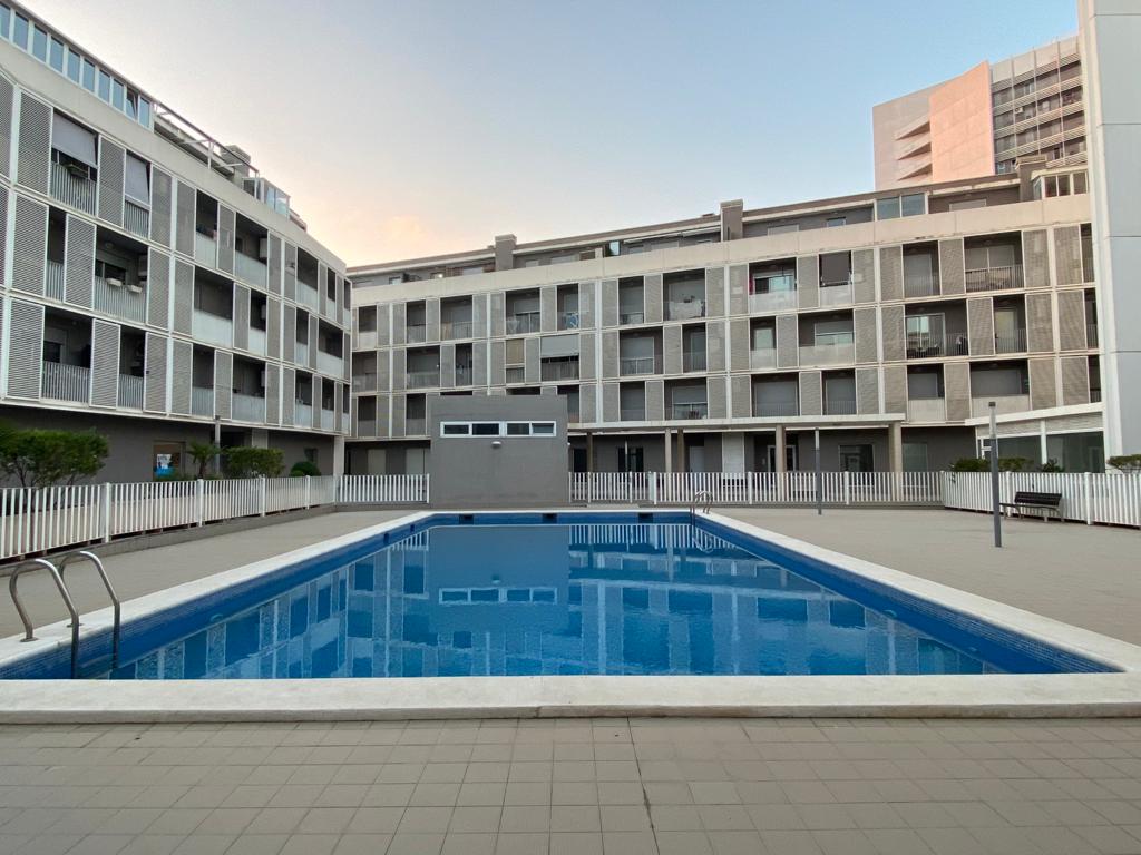 Piso luminoso con piscina y parking en Torrente