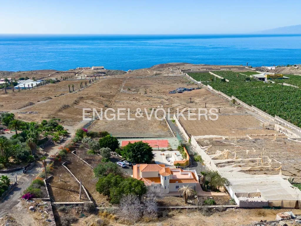Fantastic property with sea views in prime location